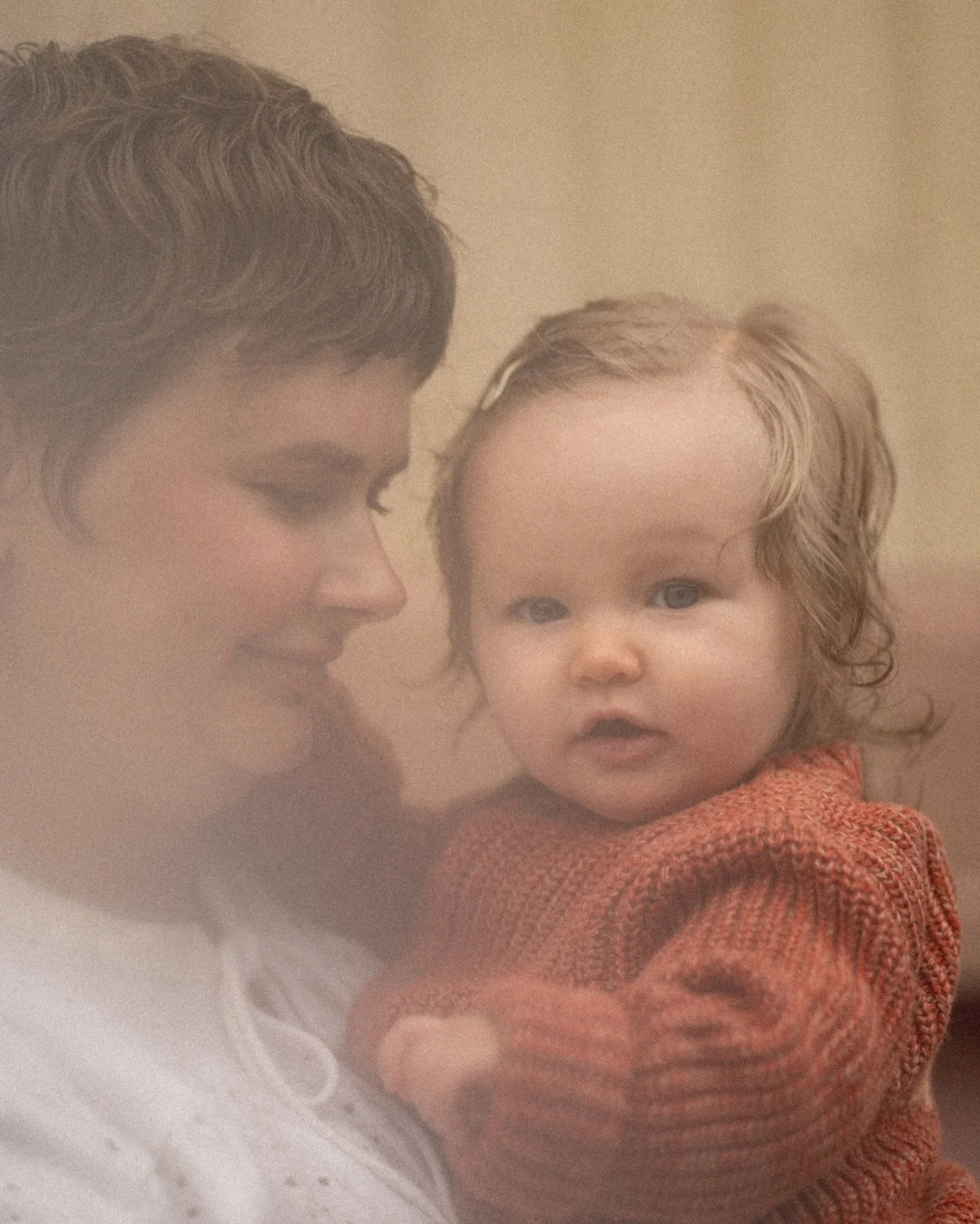 little curls and eyes full of wonder,
wrapped in the embrace of
a mother&rsquo;s endless love. ♡

.
.
.
#perhekuvaus #lapsikuvaus #lapsikuvaaja #valokuva #valkovaajaturku #morningmist #motherhood #blackandwhite #babyphotographer