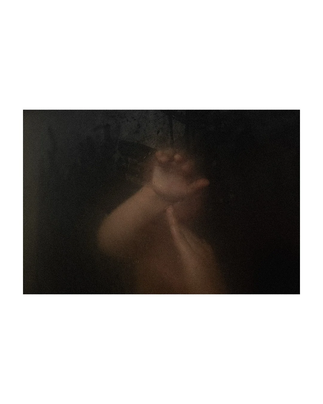 pienen ihmisen kohokohta kaksi kertaa viikossa, kun p&auml;&auml;see piirt&auml;m&auml;&auml;n huuruisen saunan lasioveen pienill&auml; sormillaan. ♡

.
.
.
#perhekuvaus #lapsikuvaus #lapsikuvaajatsuomi #valokuva #valokuvaajaturku #artoftheday #minim