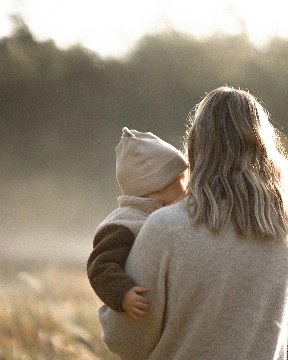 Syksyn valossa on aina jotain erityist&auml; ja sen pehmeys kantaa pitk&auml;lle marraskuuhun. Jos olet miettinyt valokuvausta, niin hyvin ehdit&auml;&auml;n viel&auml; hy&ouml;dynt&auml;m&auml;&auml;n valoa ja kauden v&auml;rej&auml;. 🍂

Sovi kuvau