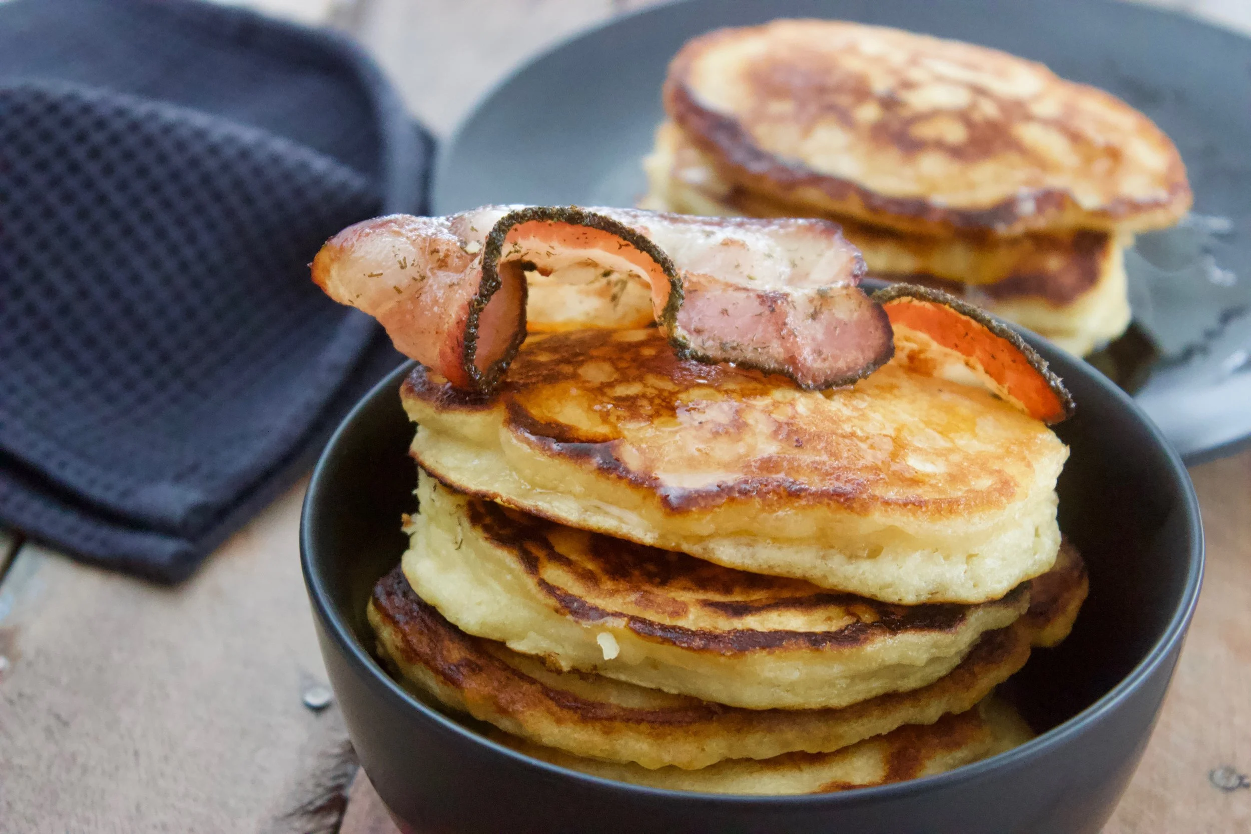 Paniņu pankūkas ar kļavu sīrupu un bekonu