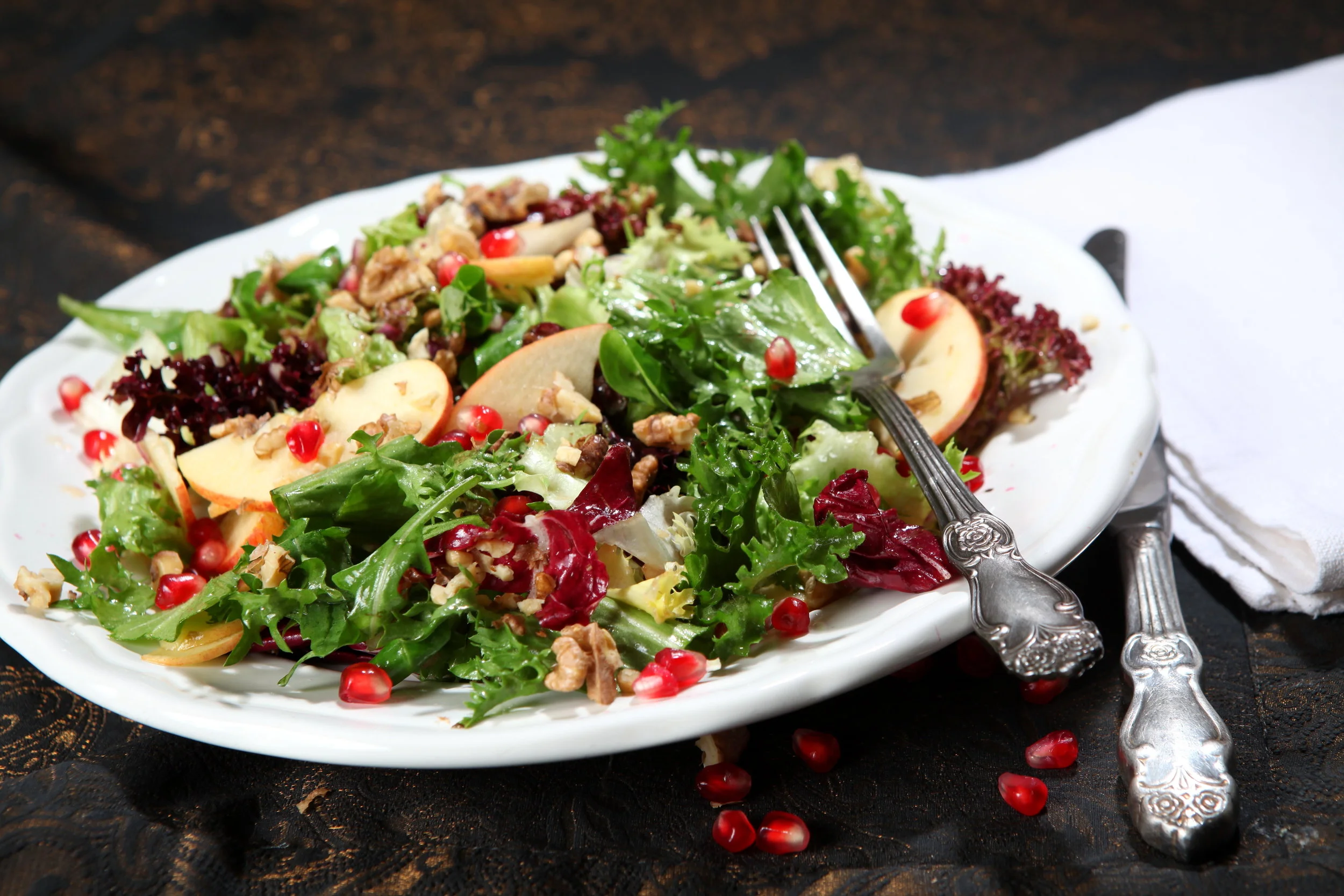 Ābolu un granātābolu salāti ar valriekstiem