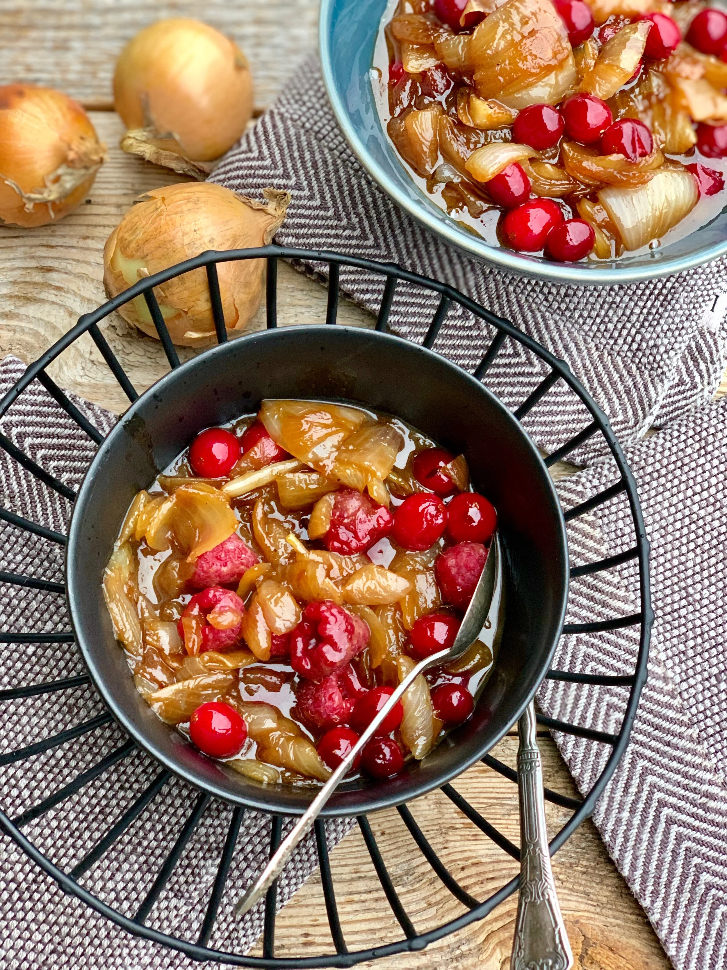 Karamelizēti sīpoli ar dzērvenēm vai avenēm