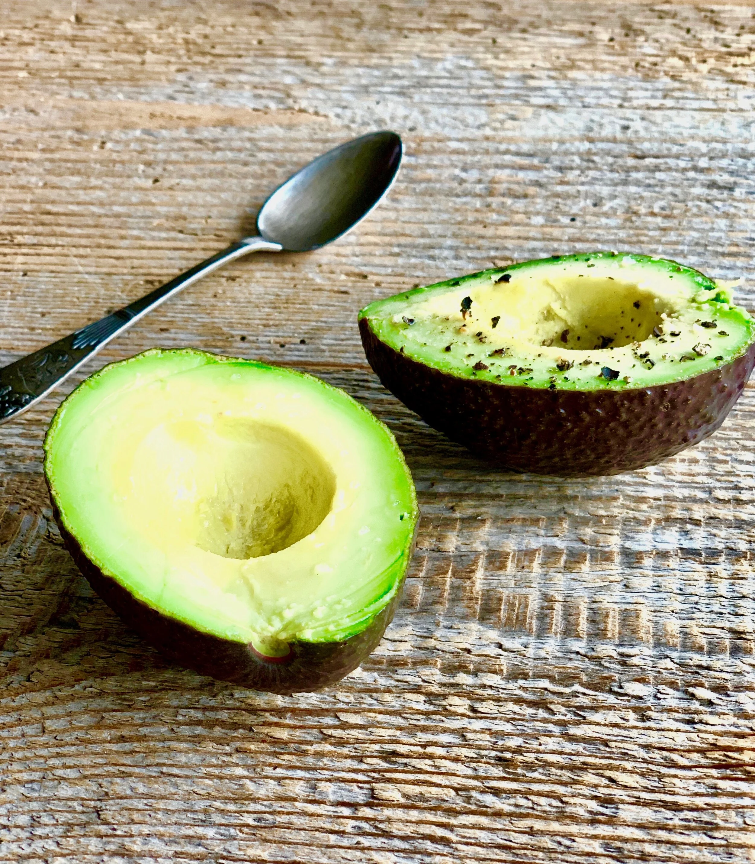 Avokado ar jūras sāli un pipariem