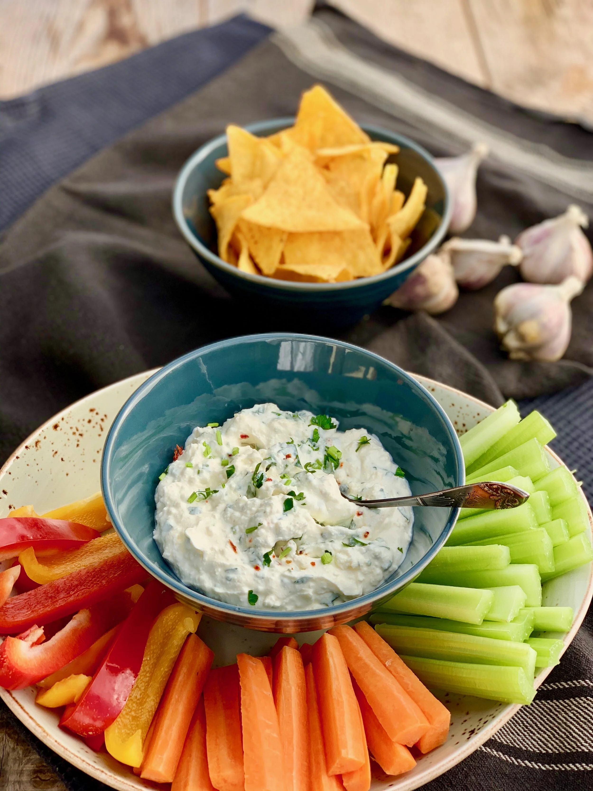 Fetas siera un skābā krējuma mērce ar dārzeņiem