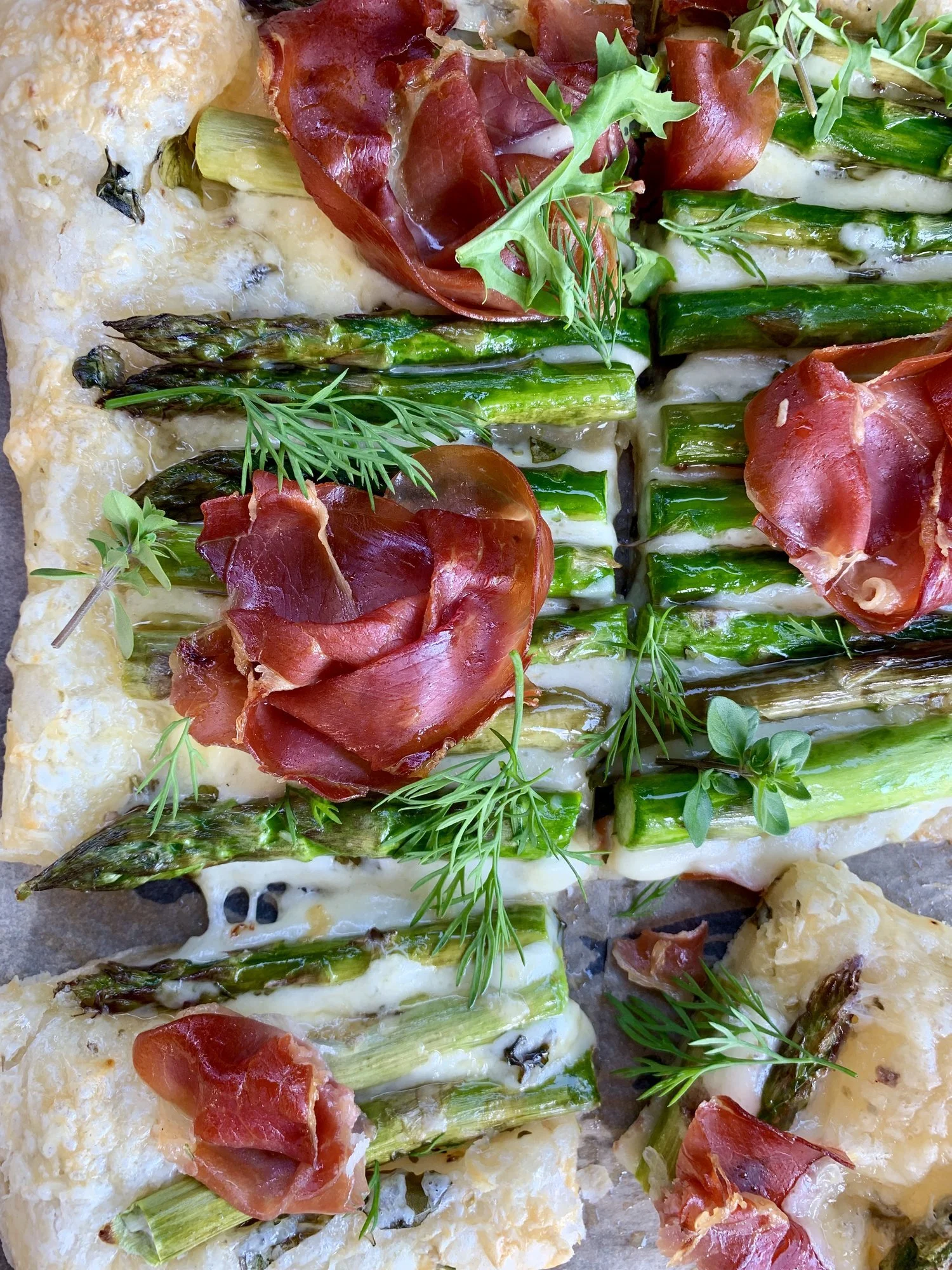 Sparģeļu un parmas šķiņķa galete