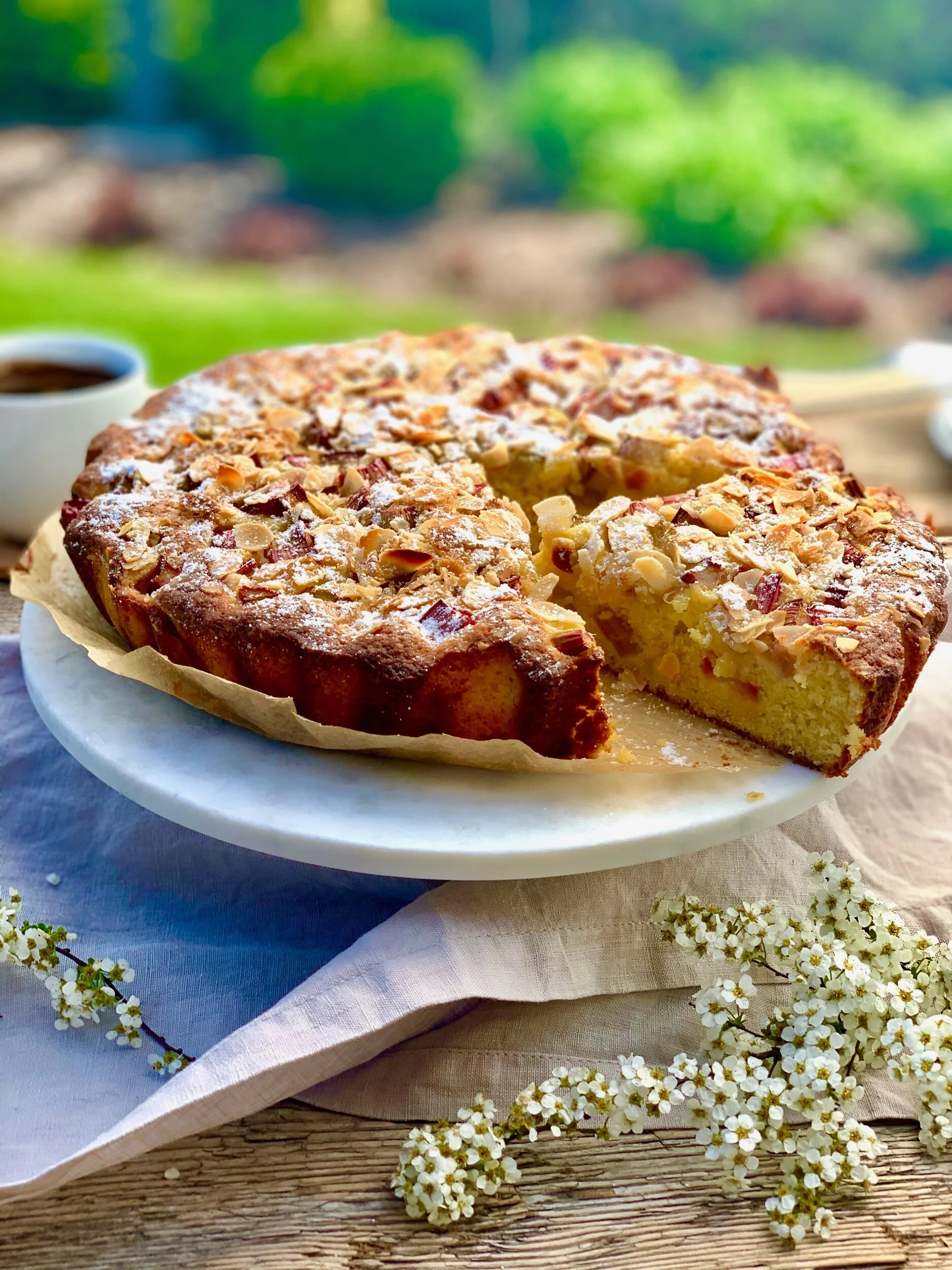 Rabarberu mandeļu un skābā krējuma kūka