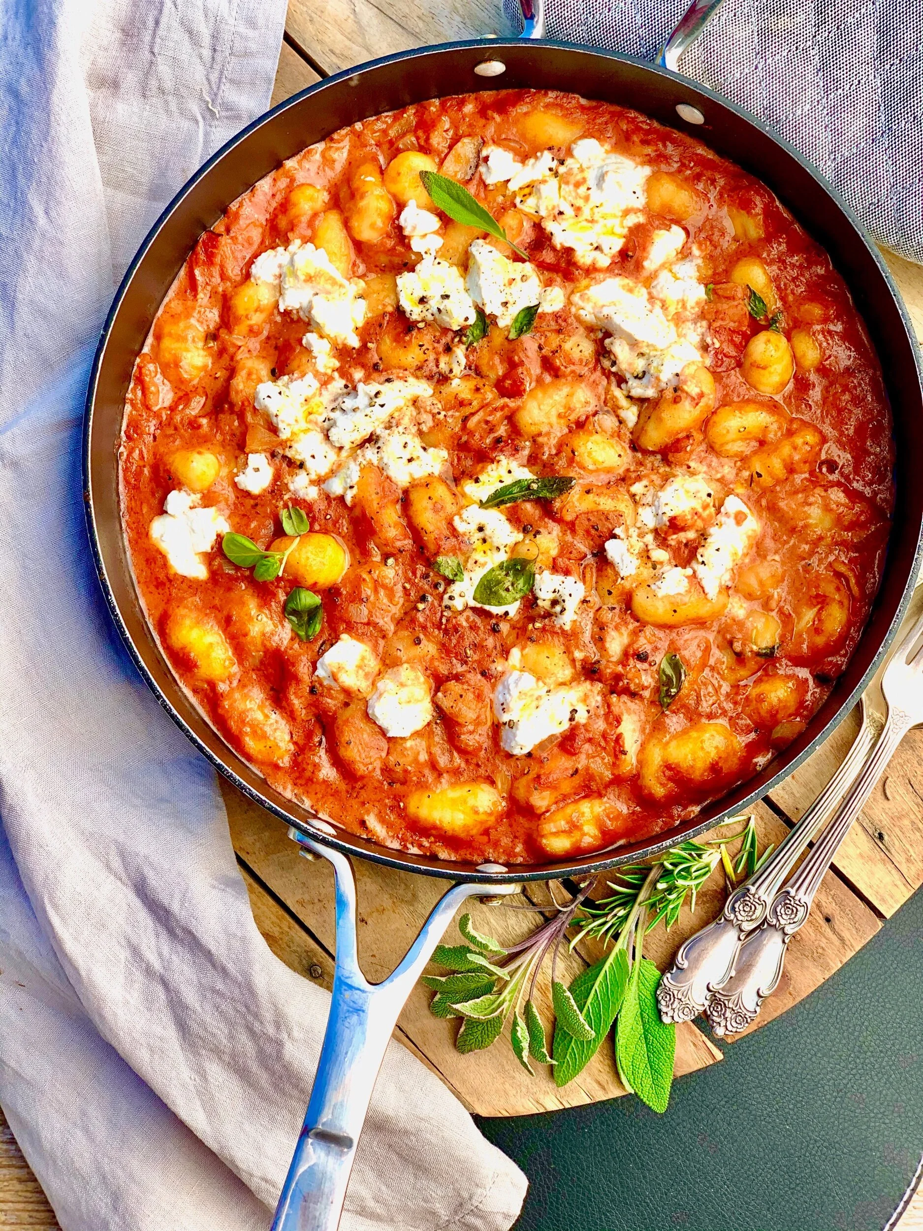 Ņoki krēmīgajā tomātu mērcē