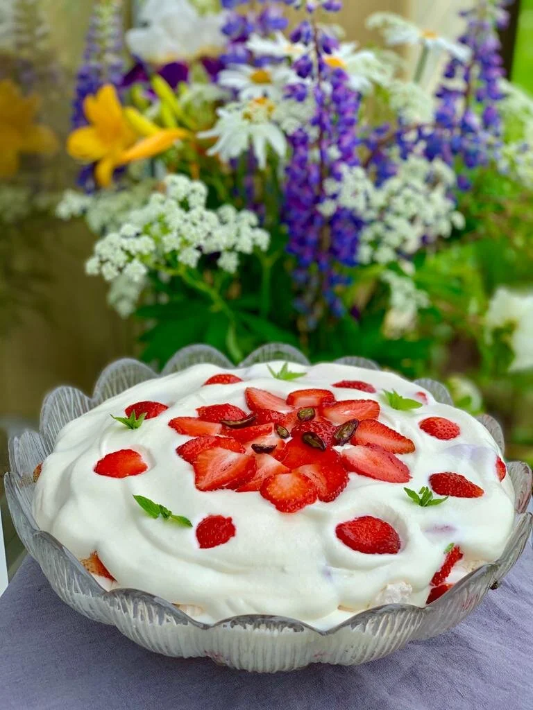 Zefīra, ogu un putukrējuma deserts