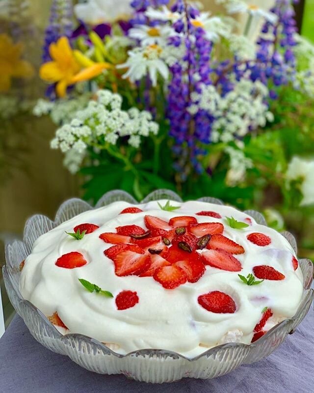 Zefīra, ogu un putukrējuma deserts.
Ak, &scaron;is debe&scaron;ķīgais zefīra un ogu kārtojums, kas jau ir iegājies kā oficiālais mūsu draugu saieta deserts Ko&scaron;raga vasarās, vai ne @_baiba_berzina_ un @silkeanda 😉
Lai arī tas ir labs gan ar se