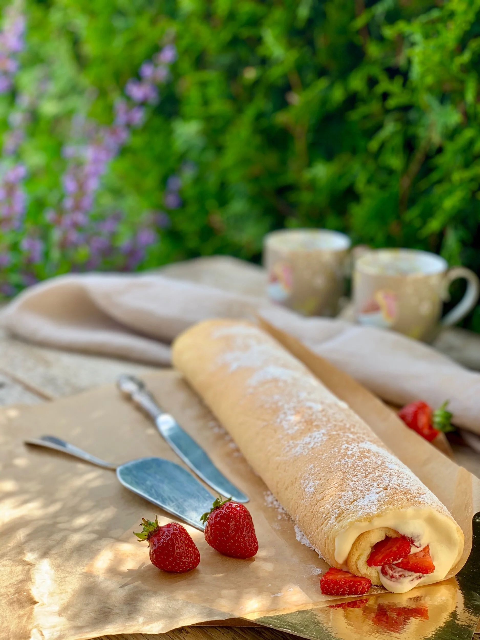 Vārītā krēma un ogu rolbiskvīts