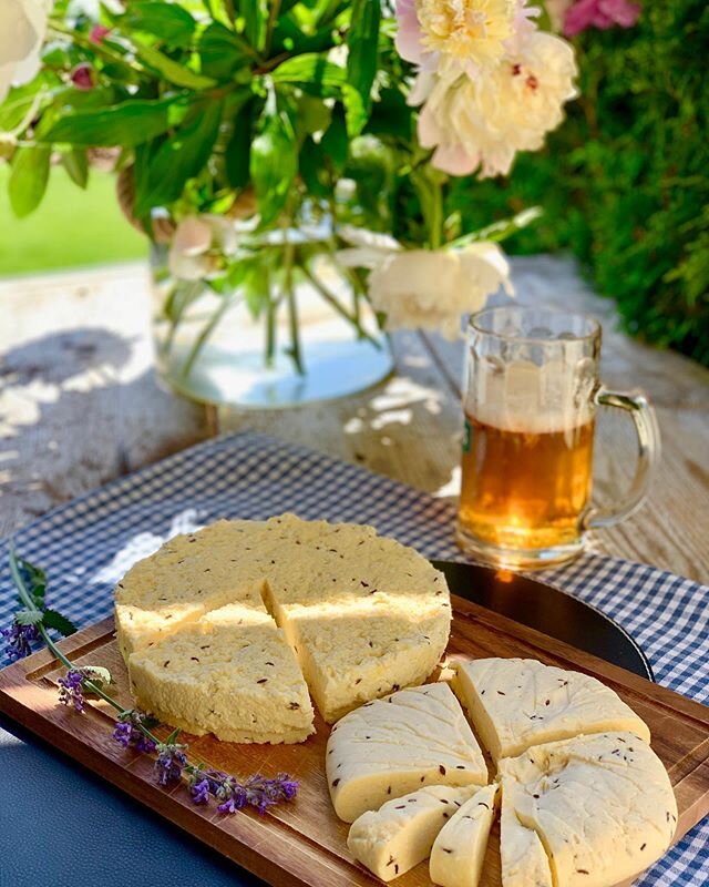 Jāņu siers🧀🌿💚
Fotorecepte! 📷 Manai mammai ļoti padevās Jāņu siera sie&scaron;ana. Viņa stāstīja, ka, lai arī rādījusi to citām saimniecēm, ne visām tas esot izdevies. Mums mājās &scaron;is siers tika gatavots ikdienā un regulāri, līdz ar to tas n