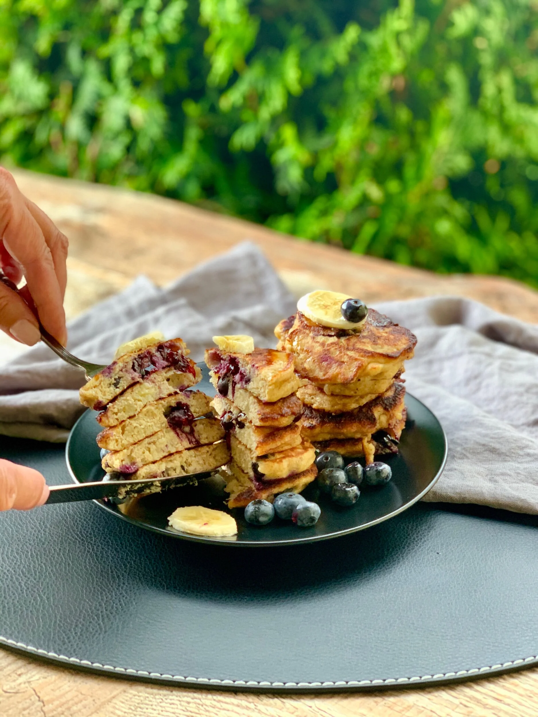 Veselīgās banānu melleņu pankūkas ar pilngraudu auzu miltiem