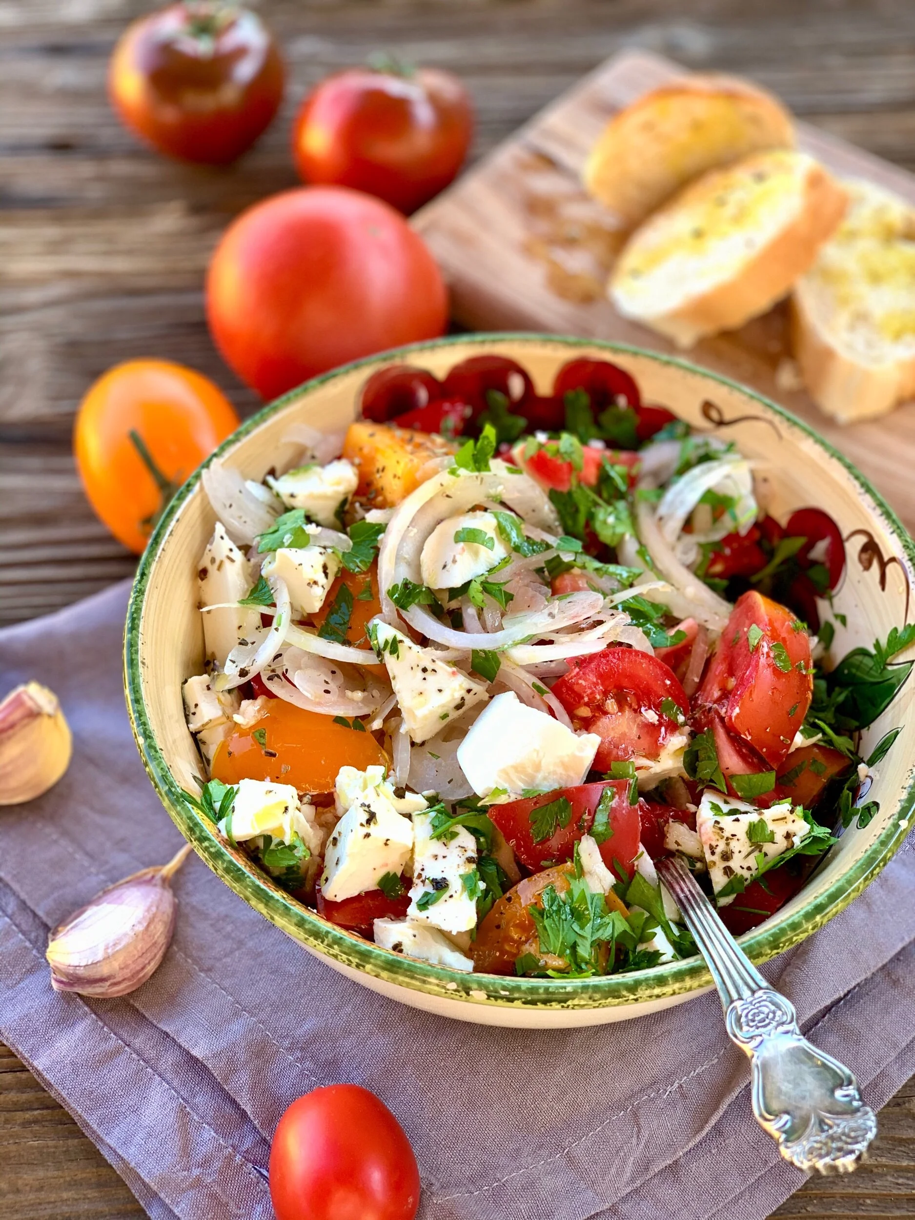 Tomātu fetas siera salāti