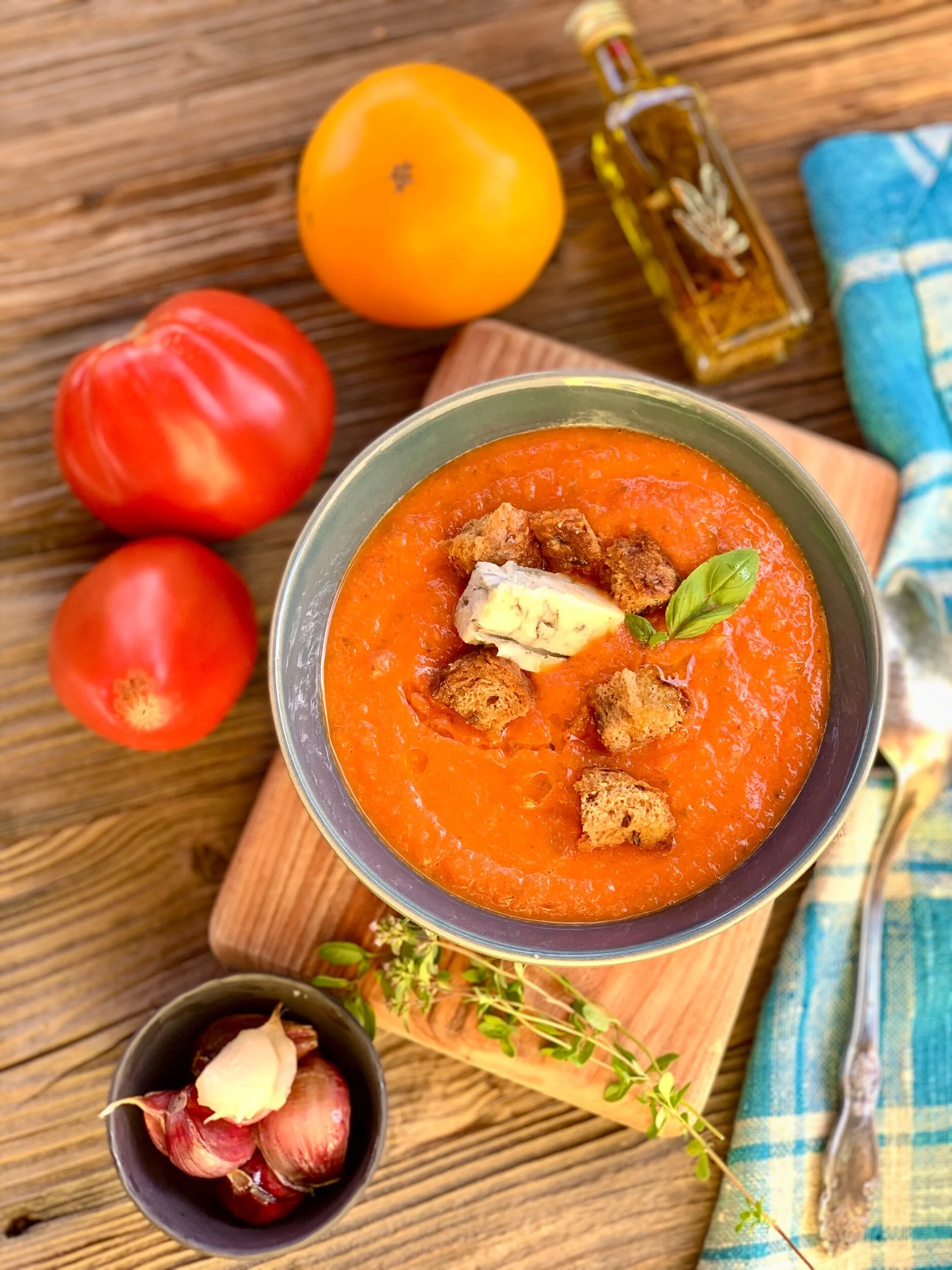 Krāsnī ceptu tomātu, paprikas un ķiploku krēmzupa