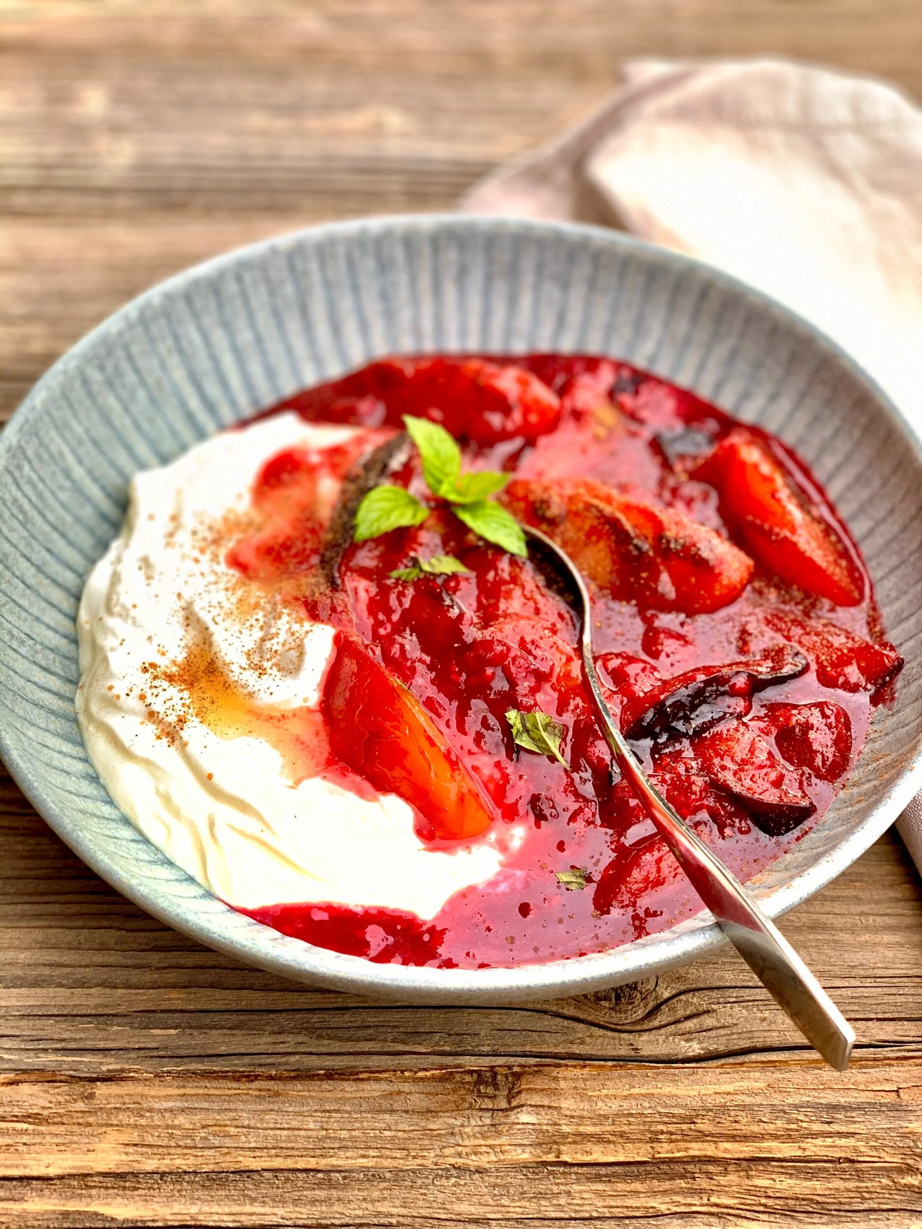 Sviestā ceptas un medū karamelizētas plūmes ar jogurtu