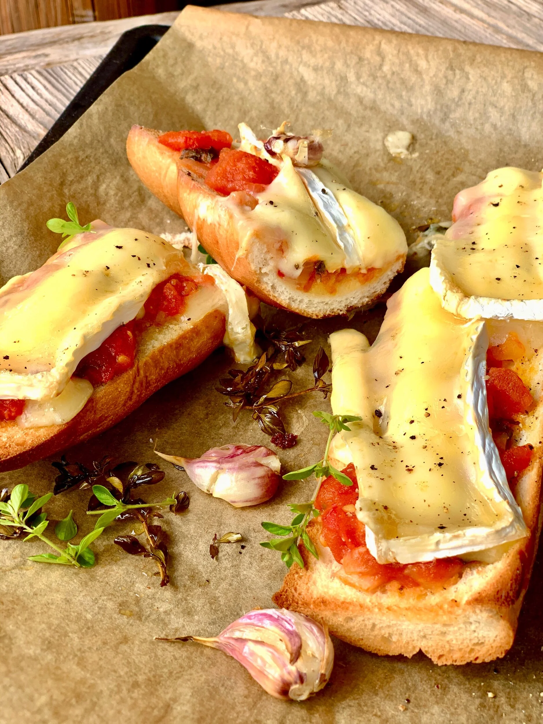 Tomātu un brie siera karstmaize