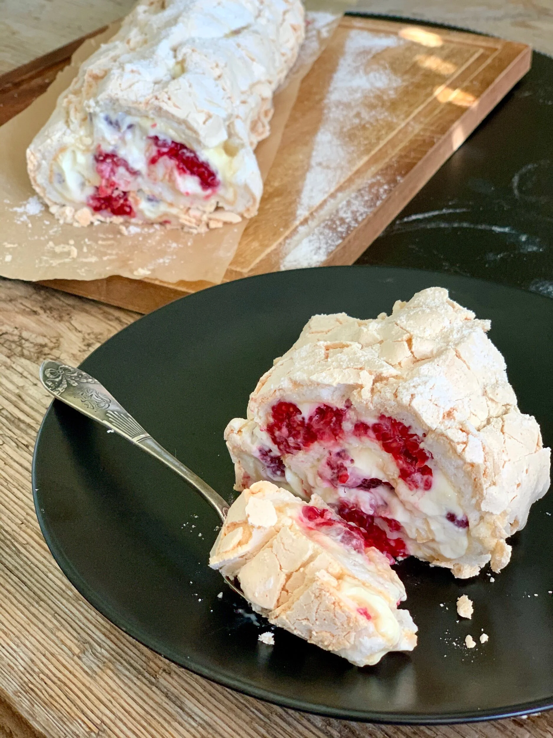 Bezē rulete ar maskarpones krēmu un avenēm