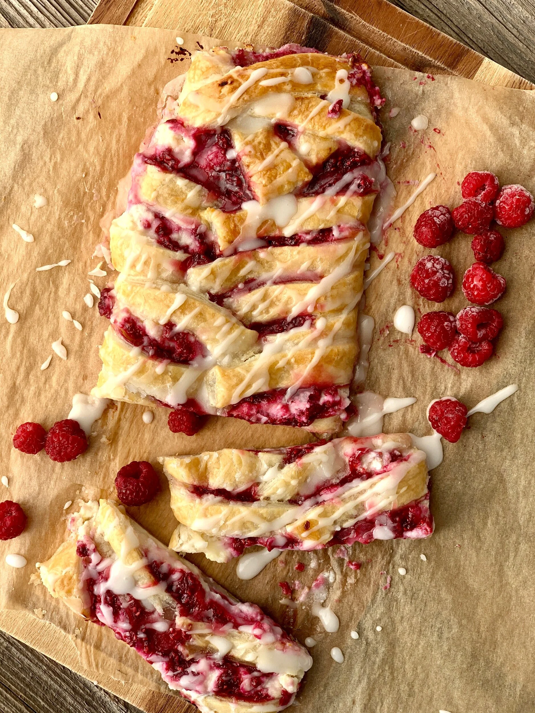 Kārtainās mīklas aveņu krēmsiera strūdele