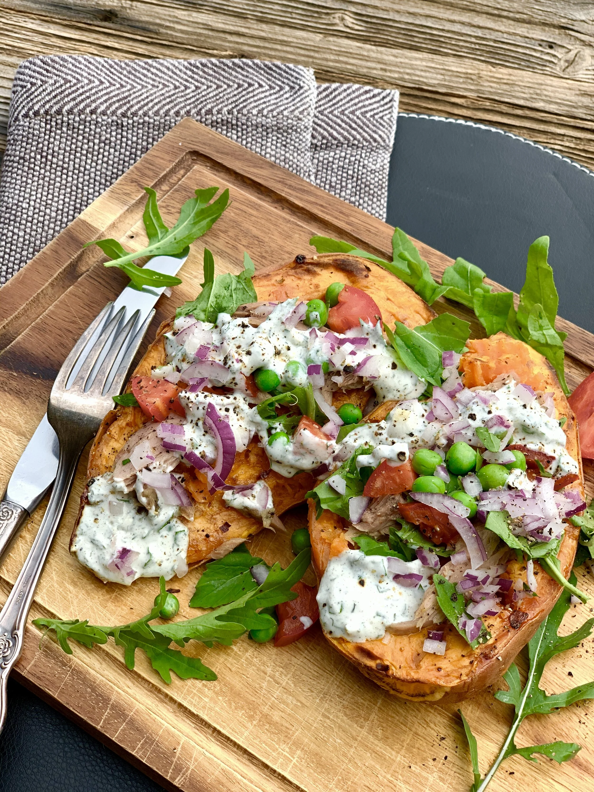 Cepeškrāsnī cepts saldais kartupelis ar tunci un jogurta mērci