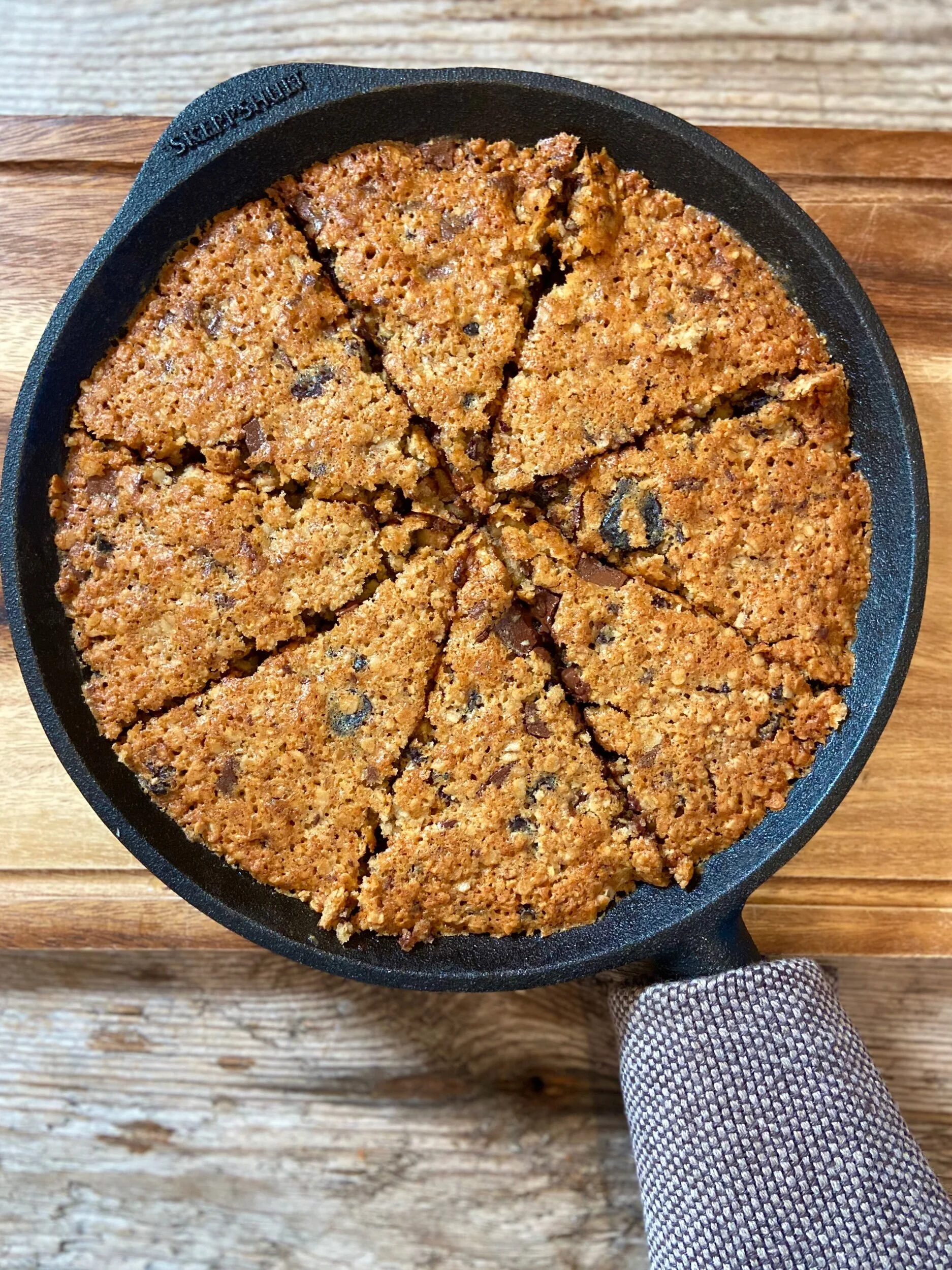 Auzu pārslu un šokolādes gabaliņu cepums