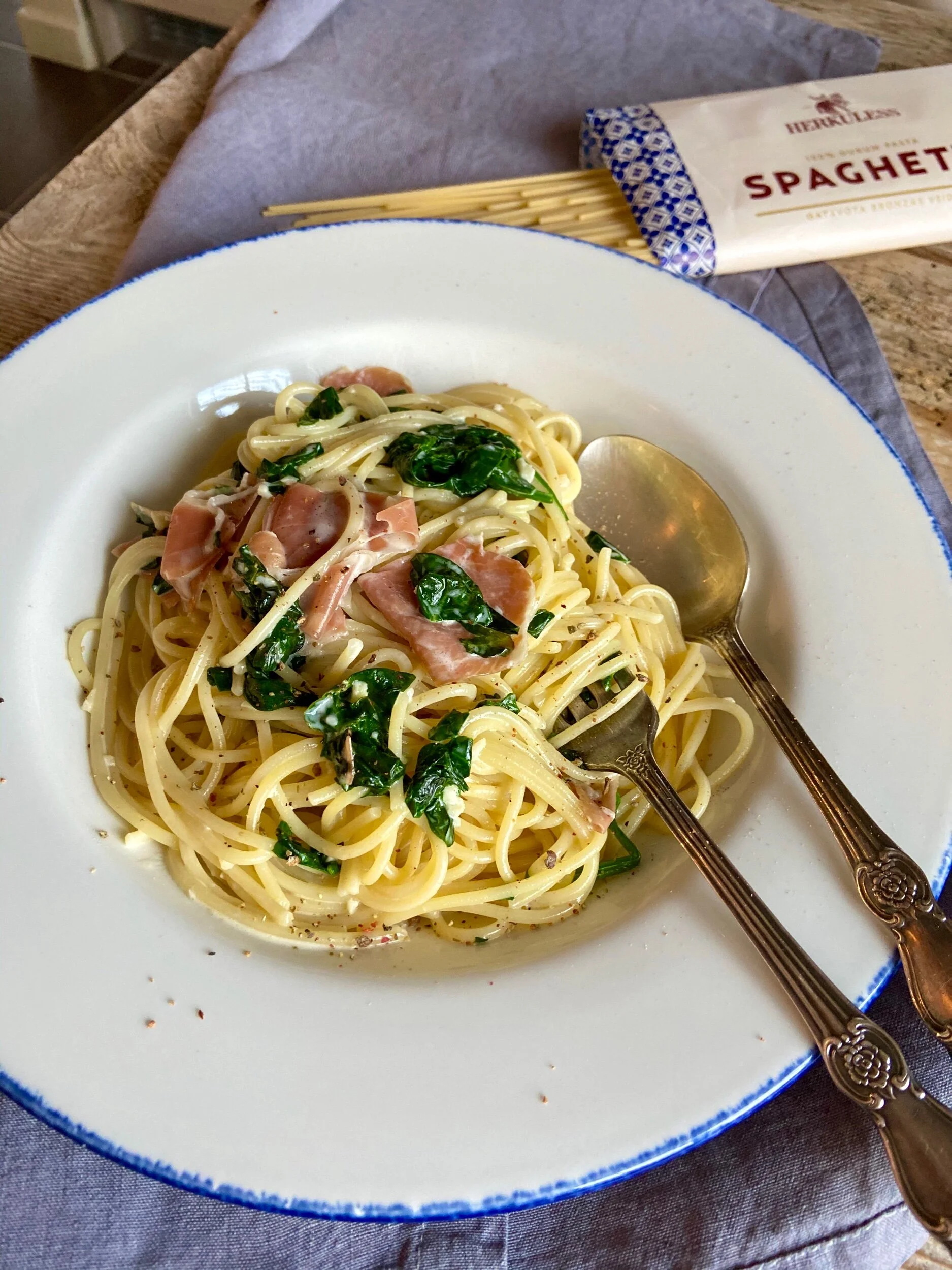 Spageti ar prošuto šķiņķi un spinātiem