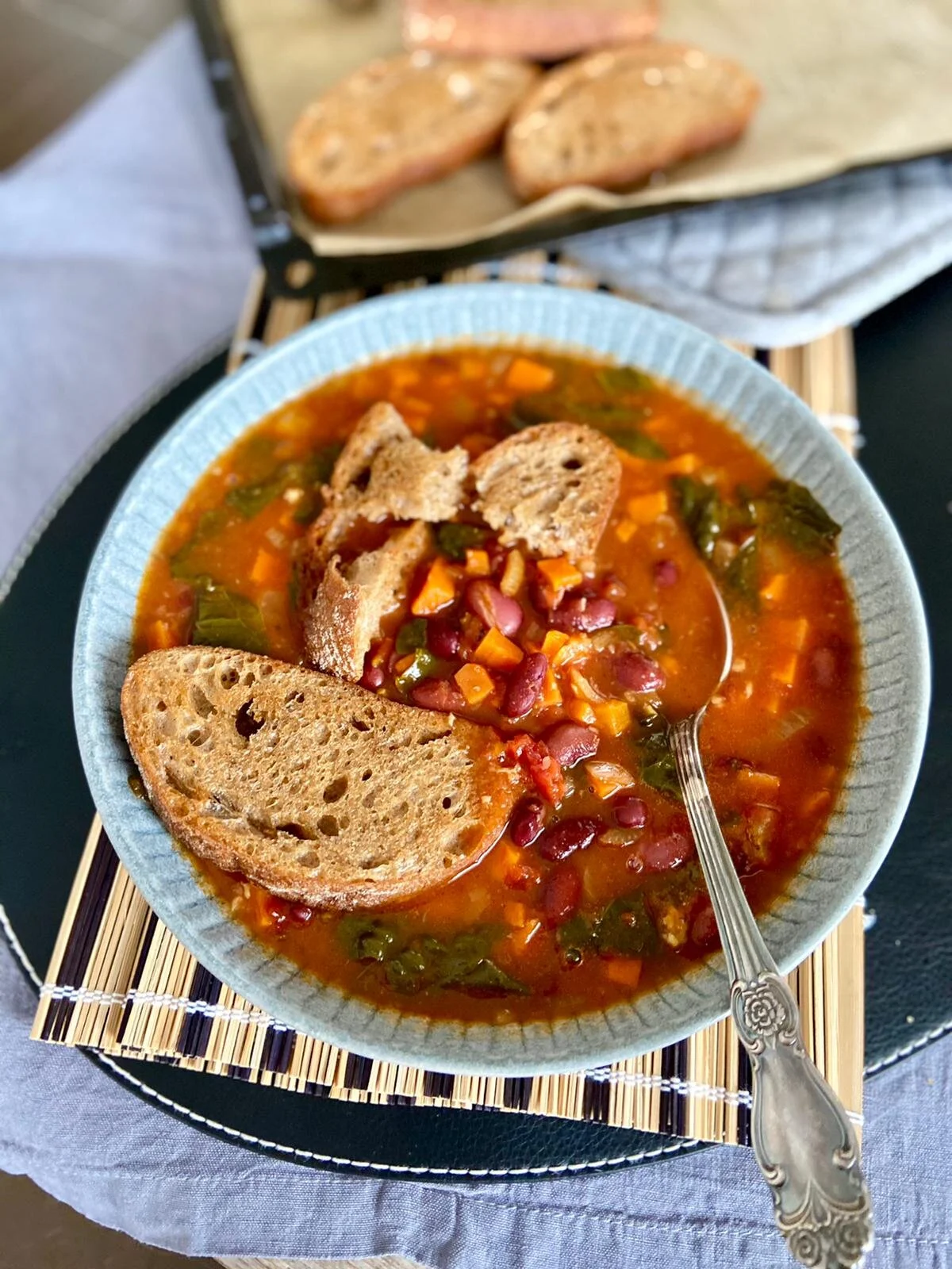 Pupiņu tomātu zupa ar spinātiem