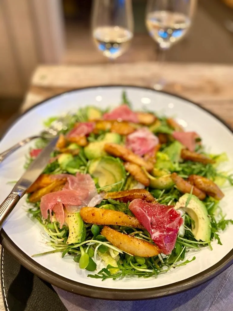 Prošuto un ceptu bumbieru salāti