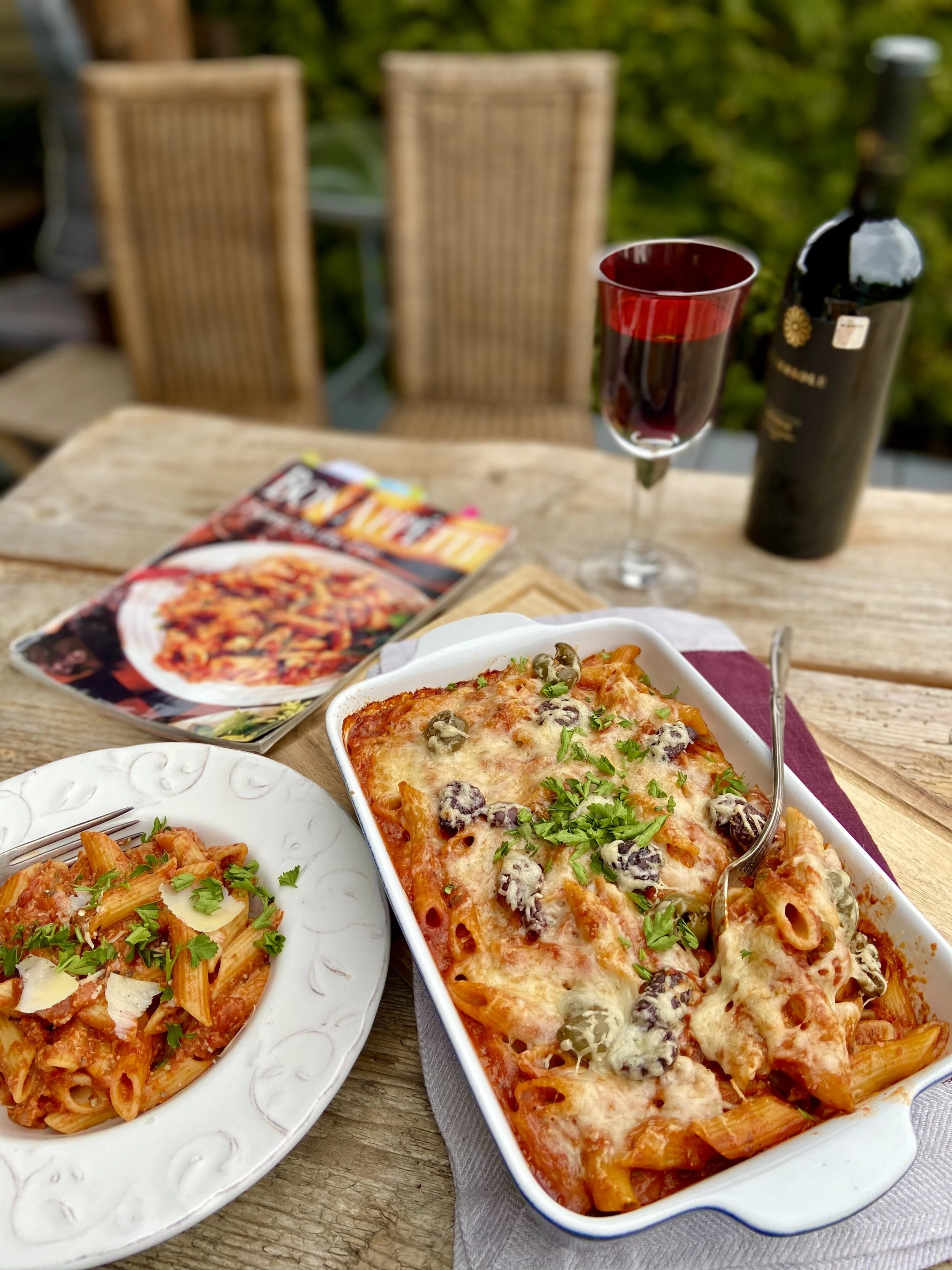 Penne ar tomātiem un olīvām