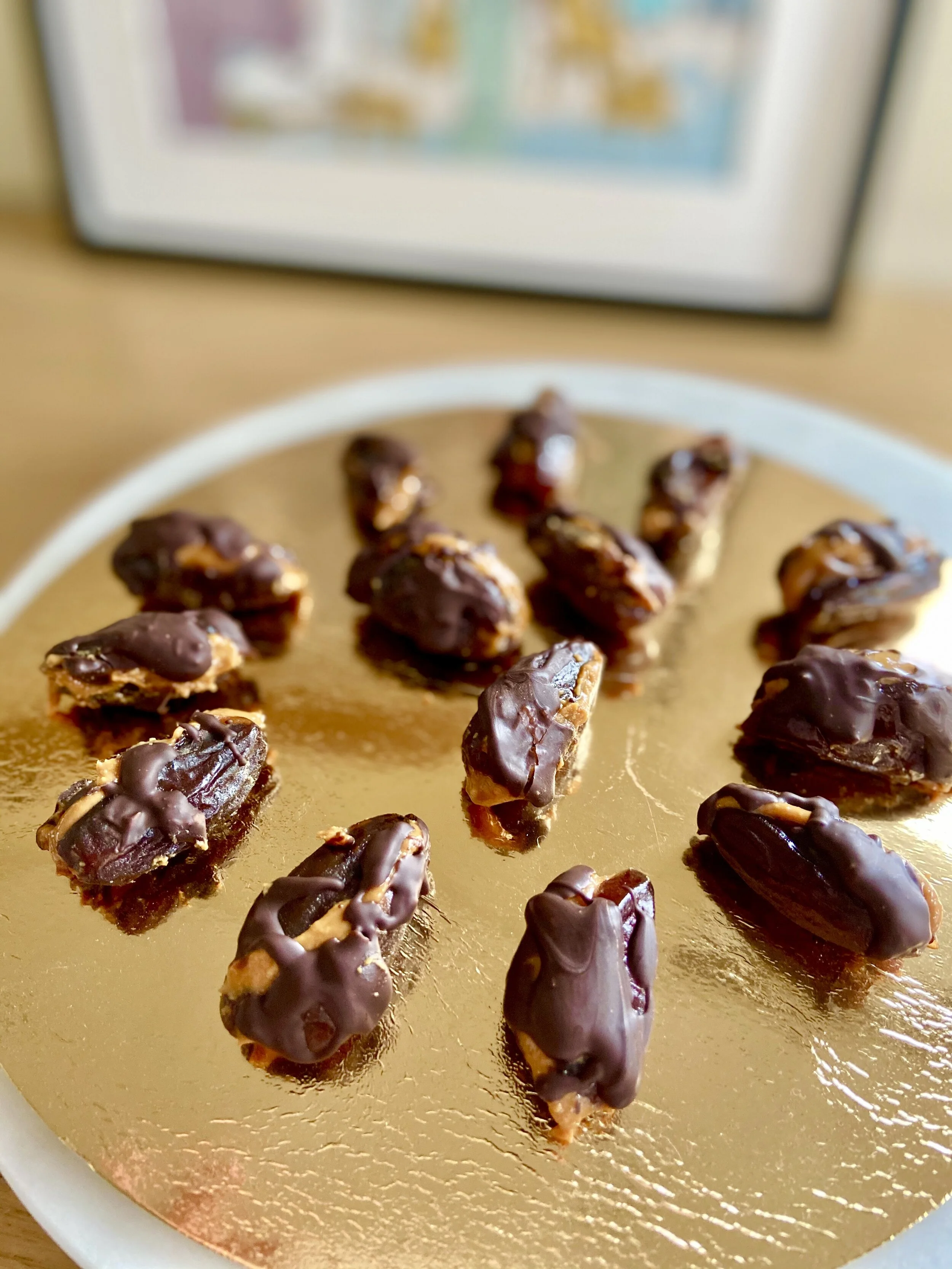 Ar zemesriekstu sviestu pildītas dateles