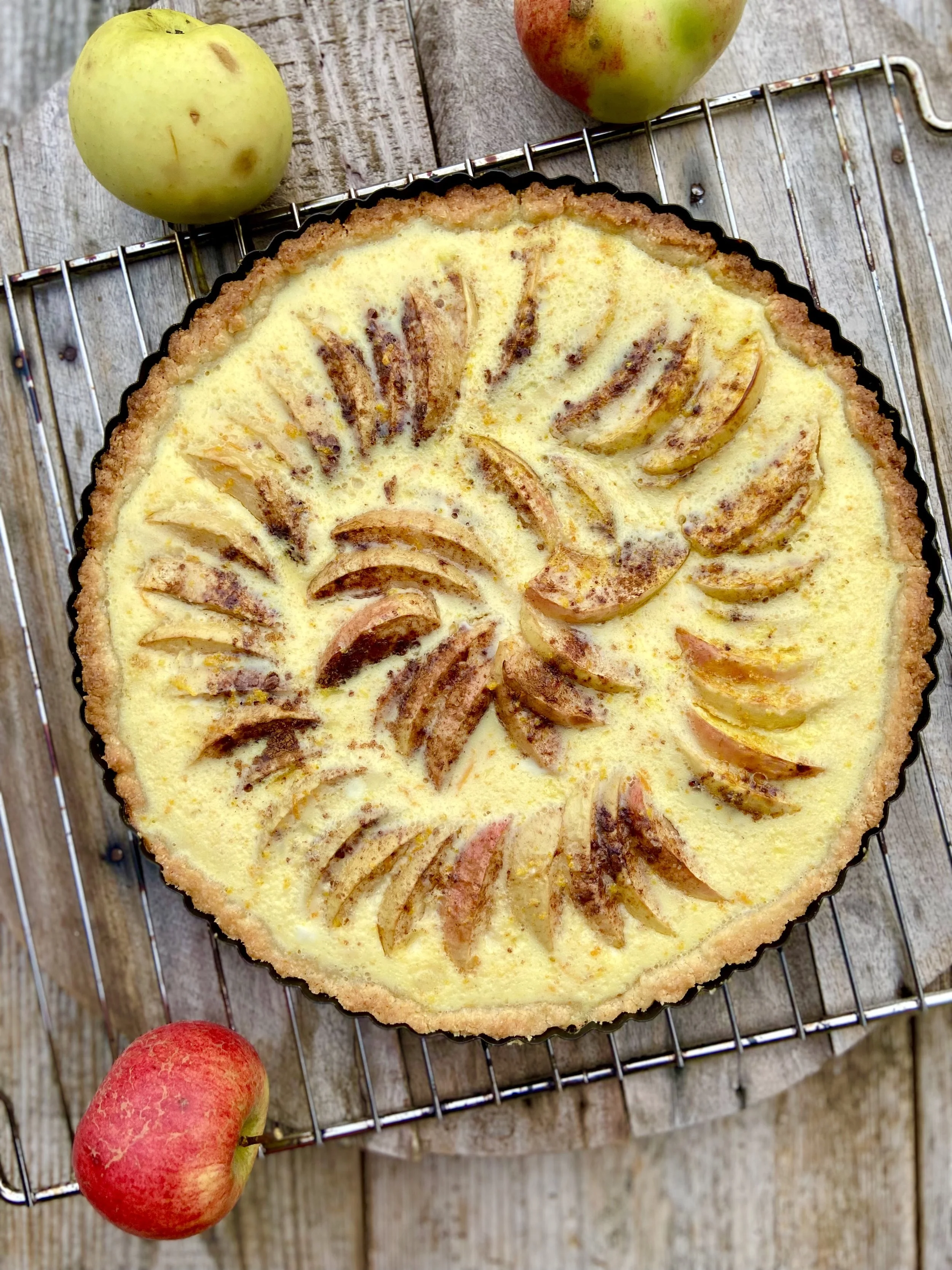 Ābolu un skābā krējuma tarte