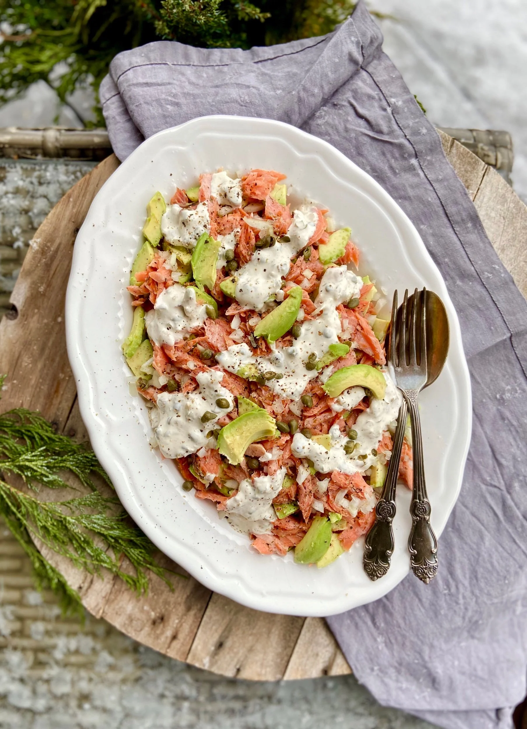 Kūpinātas zivs un avokado salāti