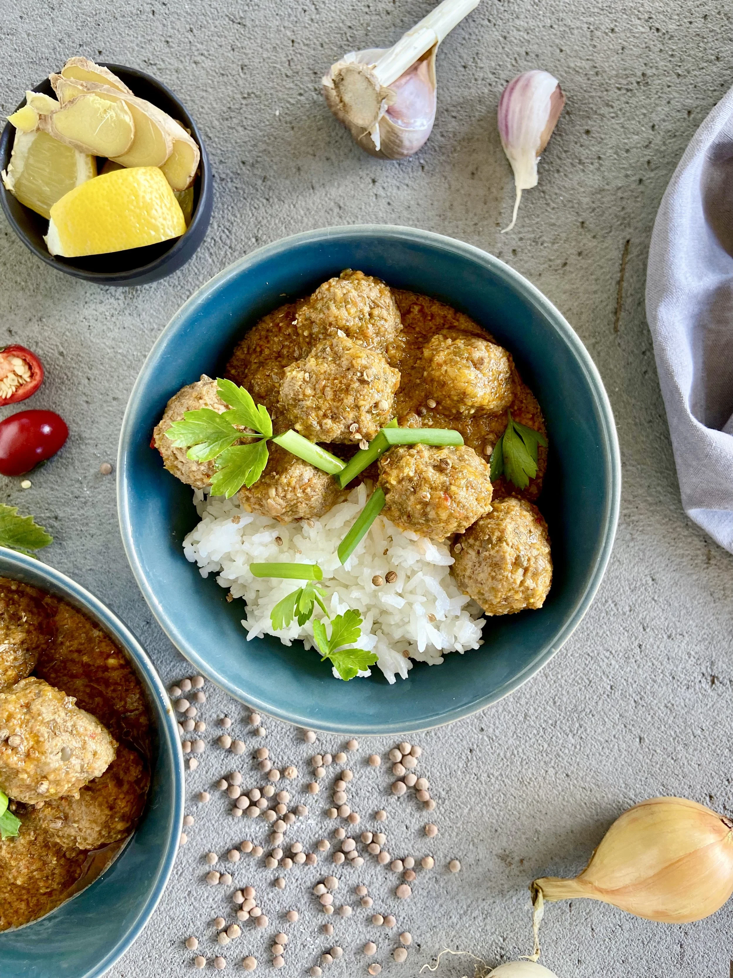 Liellopa un lēcu bumbiņas kokospiena mērcē