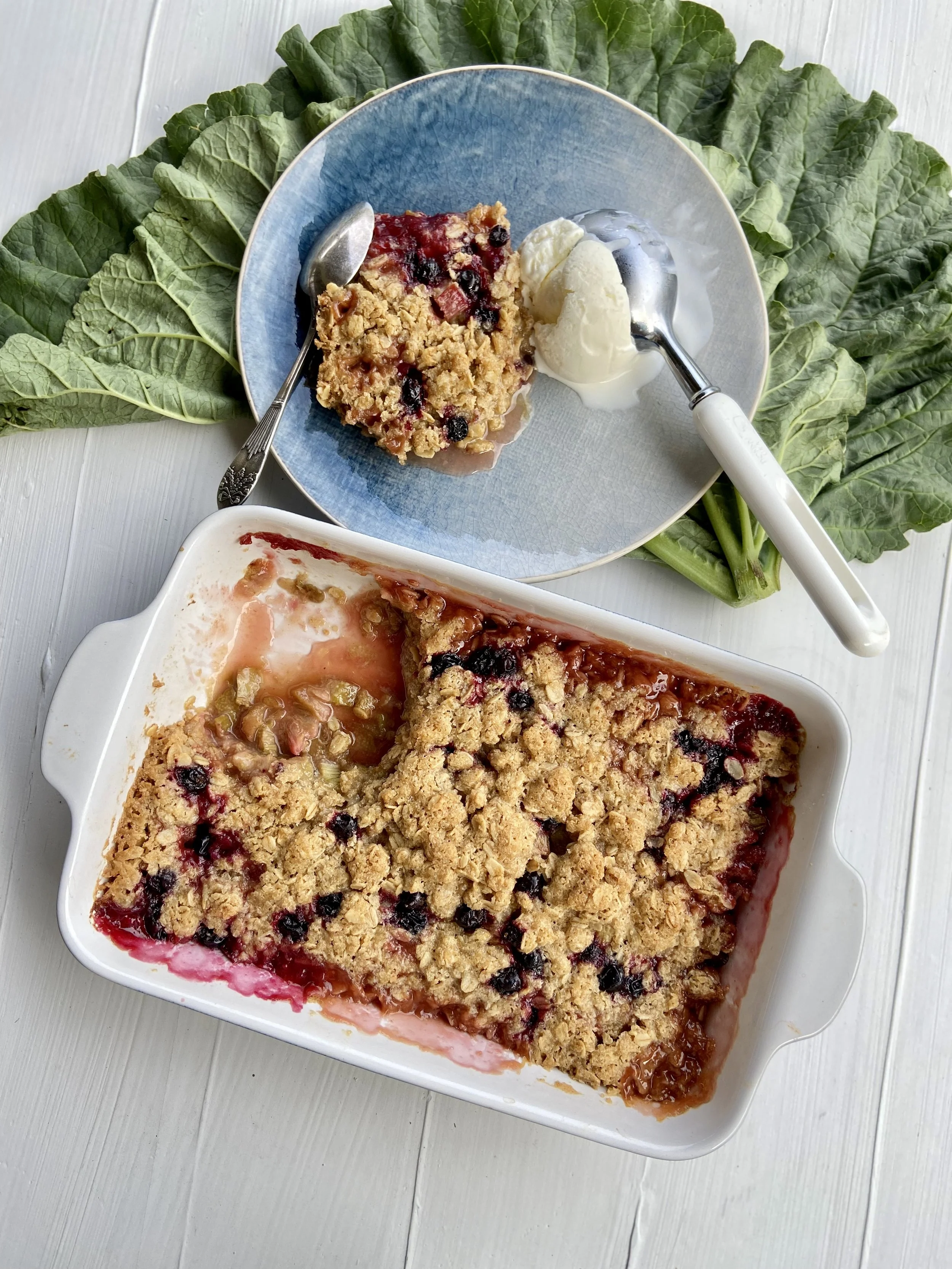 Rabarberu drumstalu kūka jeb crumble