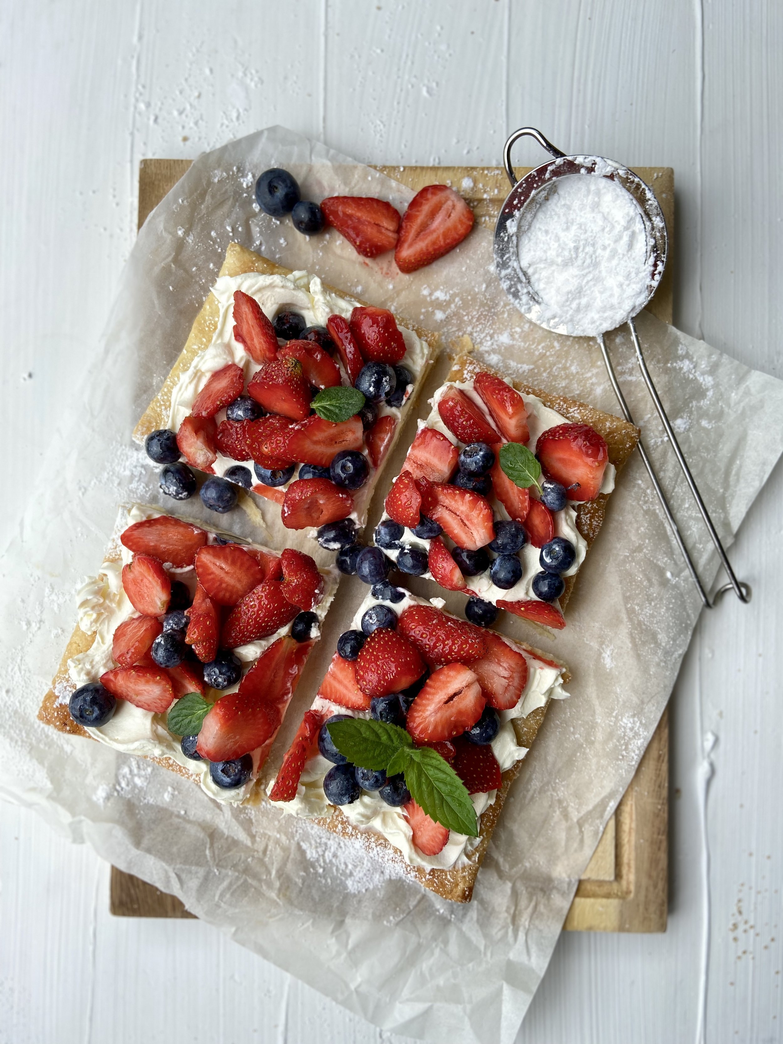 Ātrā kārtainās mīklas ogu kūka