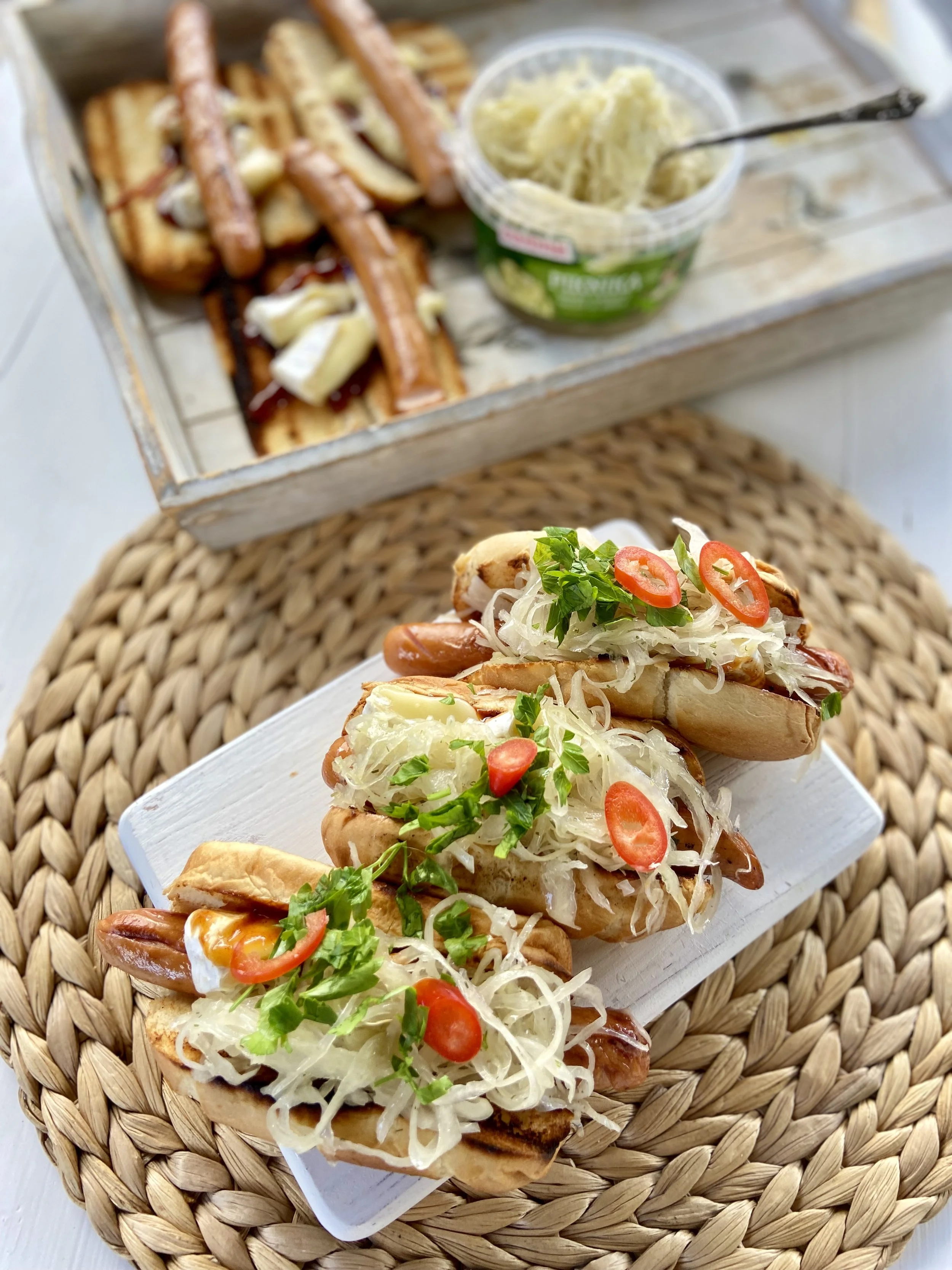 Hotdogi ar skābētiem kāpostiem