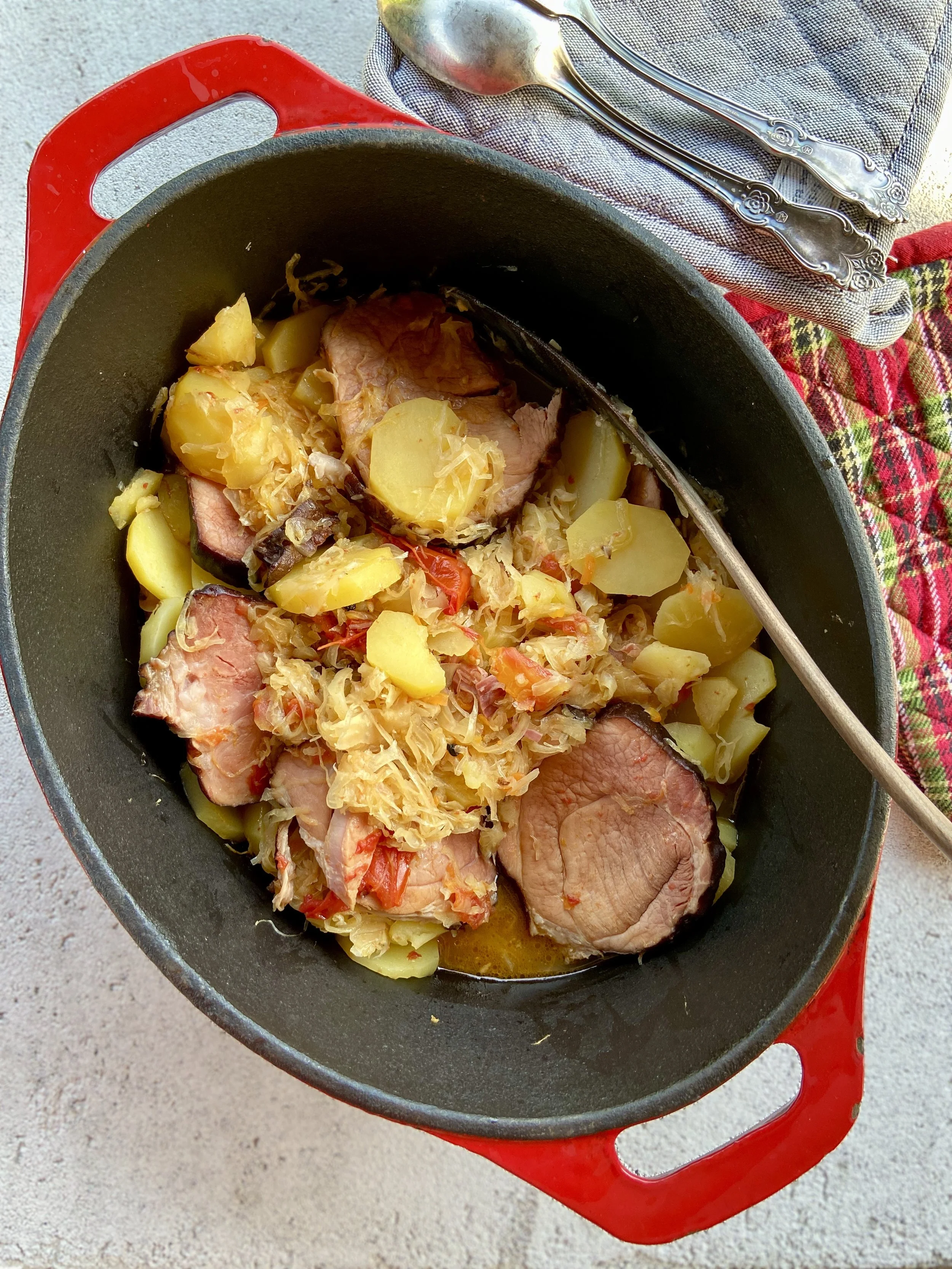 Skābētu kāpostu un kūpinātas gaļas sautējums