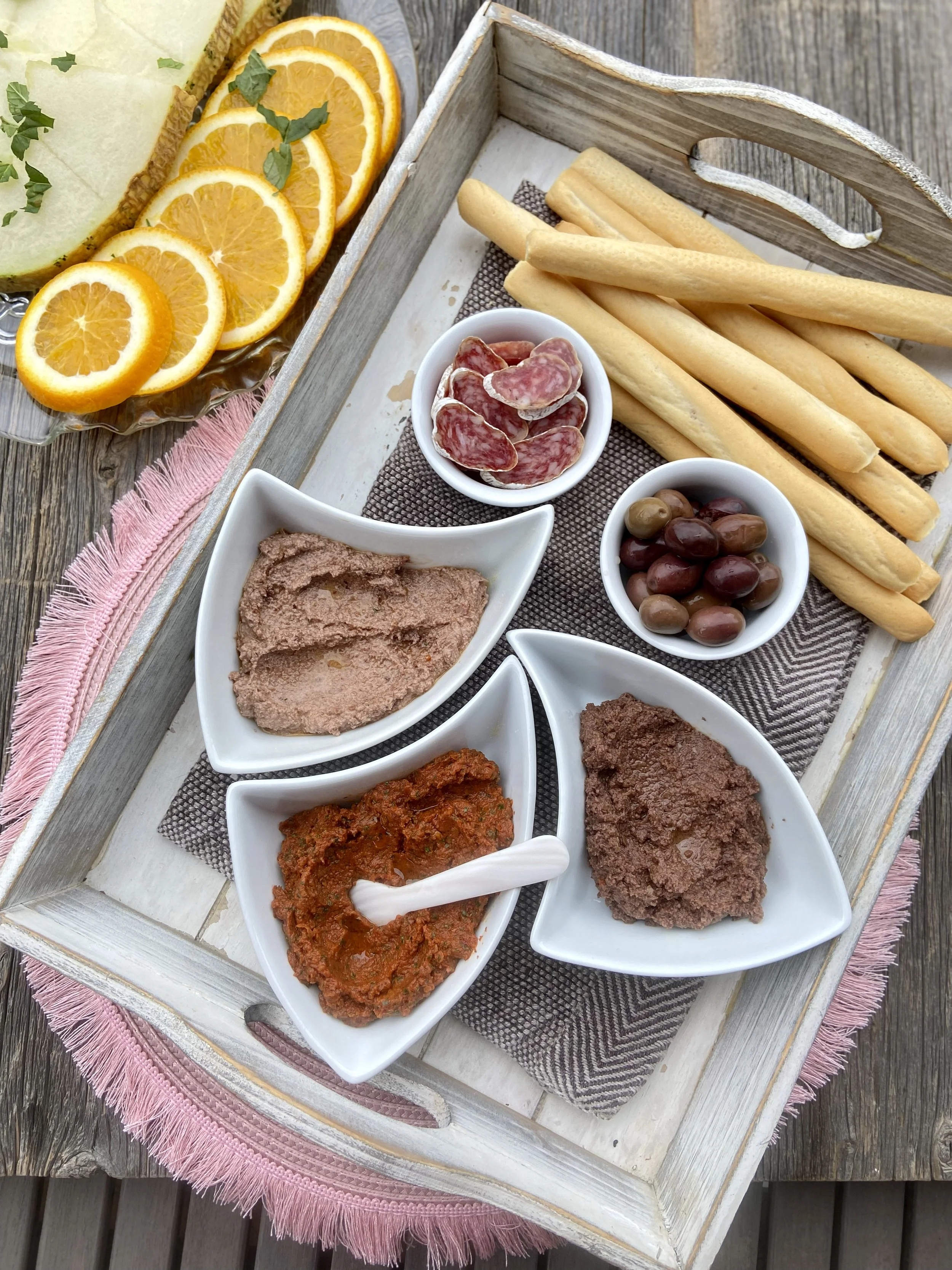 Olīvu vai saulē kaltētu tomātu tapenāde