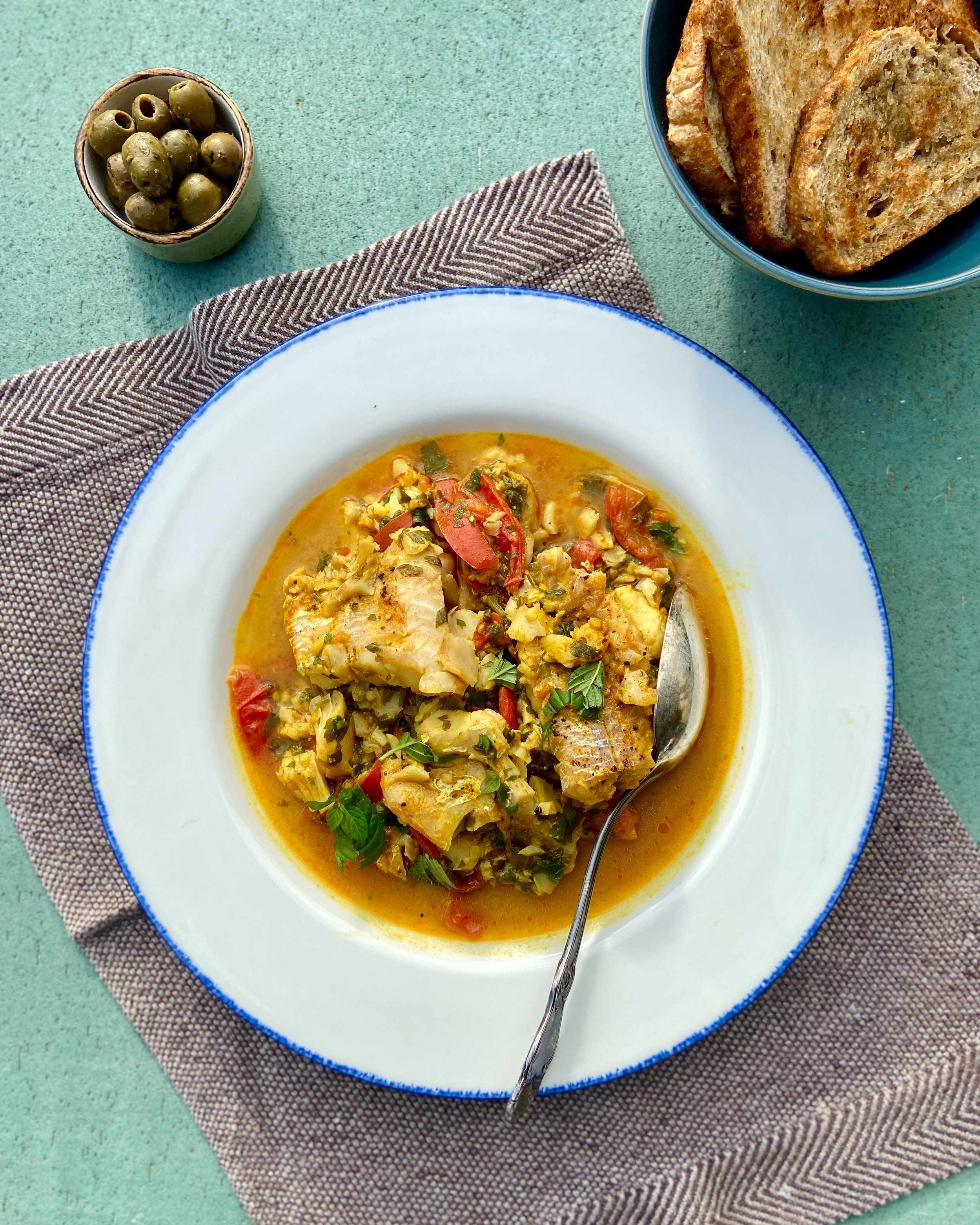 Tomātos sautēta baltā zivs