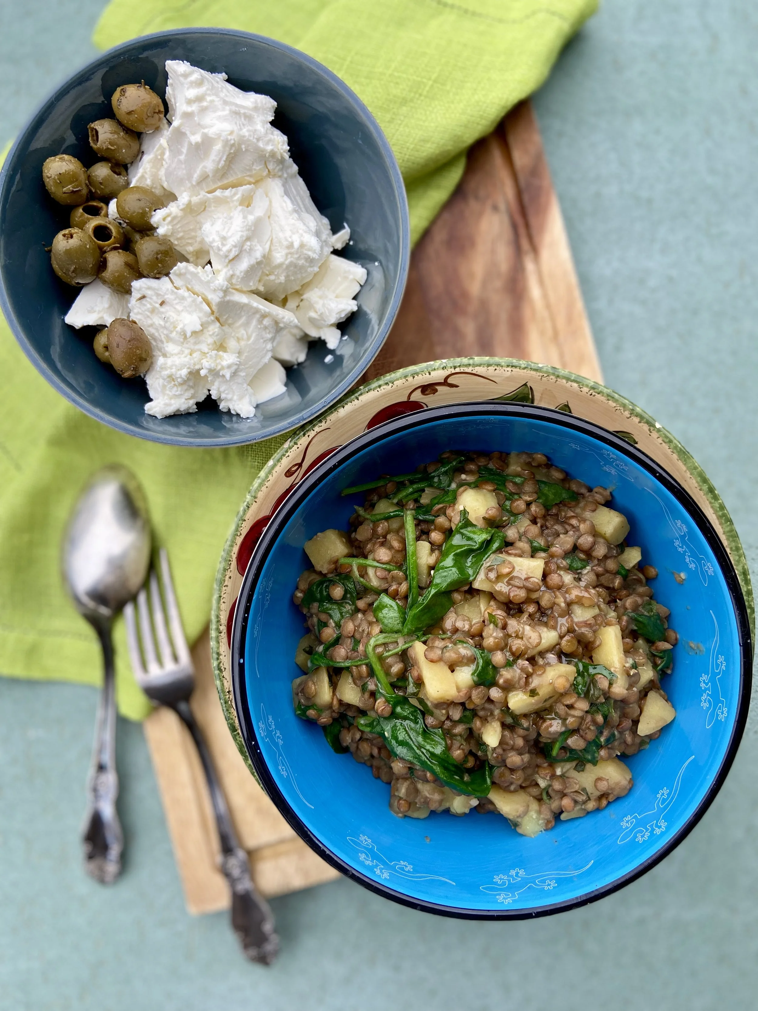Lēcu sautējums ar kartupeļiem un spinātiem