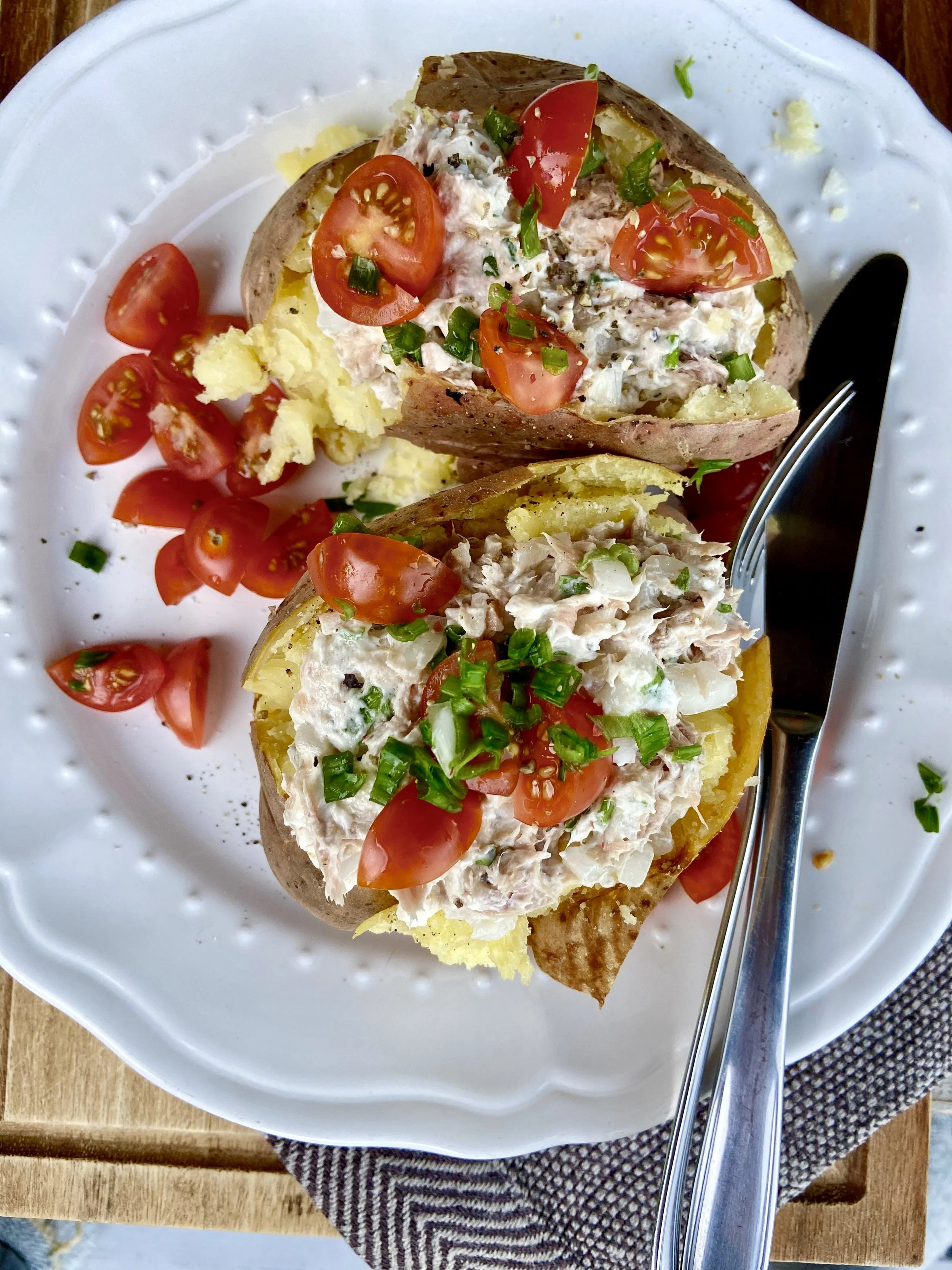 Cepeškrāsnī cepts kartupelis ar piedevām