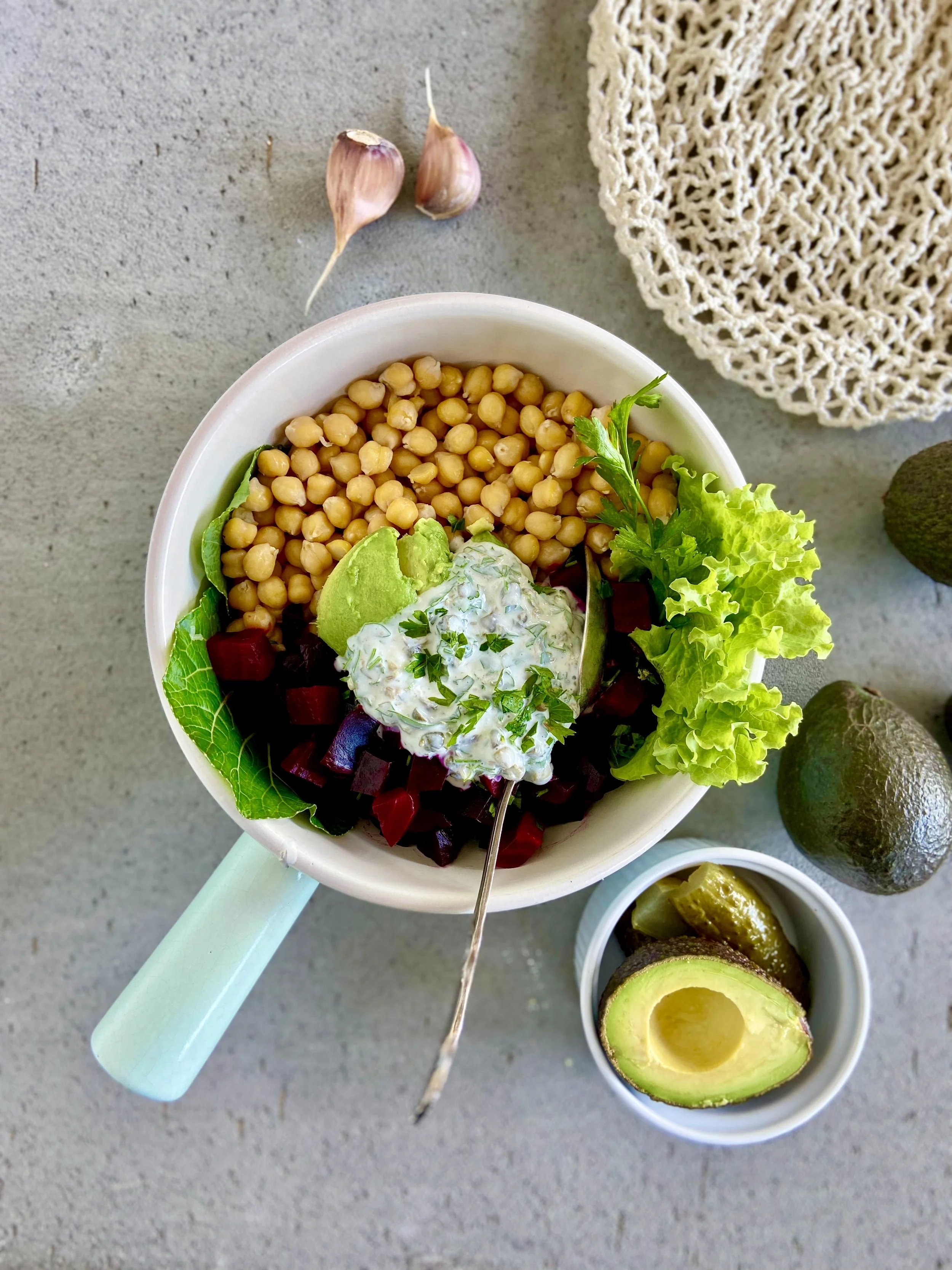 Biešu un turku zirņu salāti ar garšaugu mērci