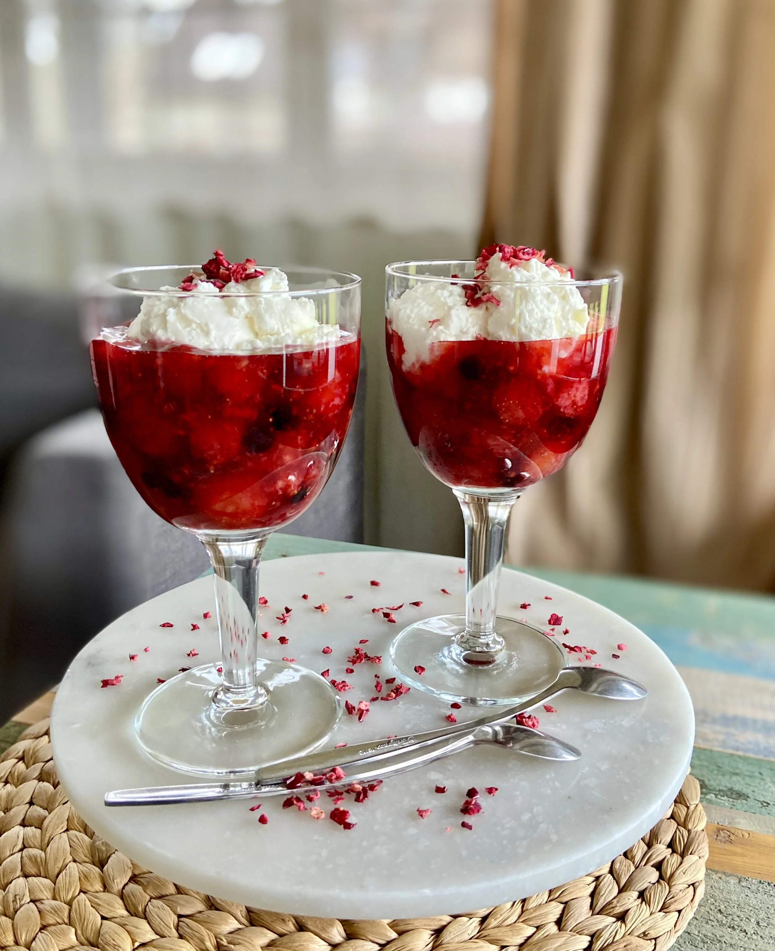 Saldētu ogu ķīselis ar biezpiena krēmu