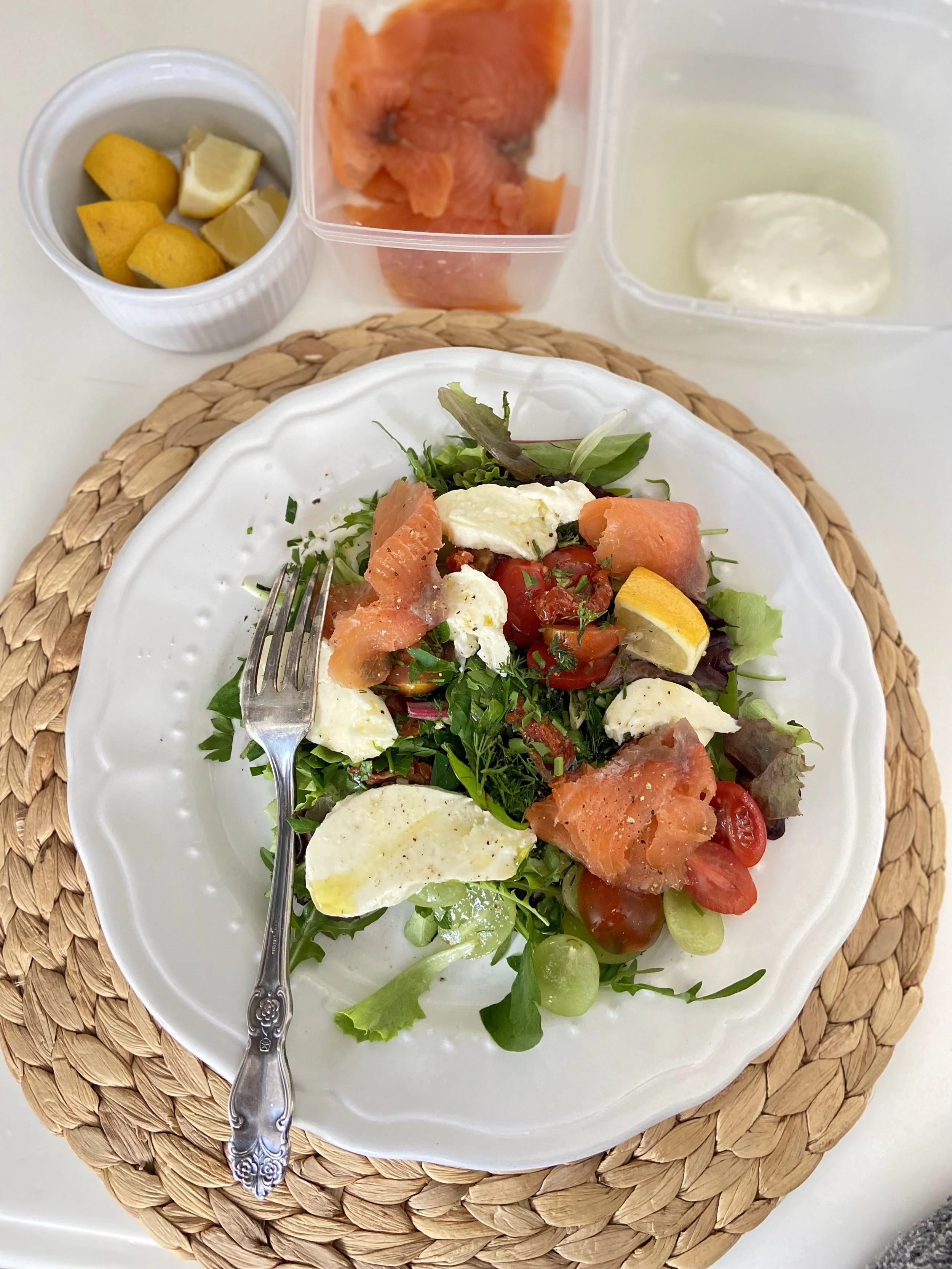 Mocarellas un laša salāti