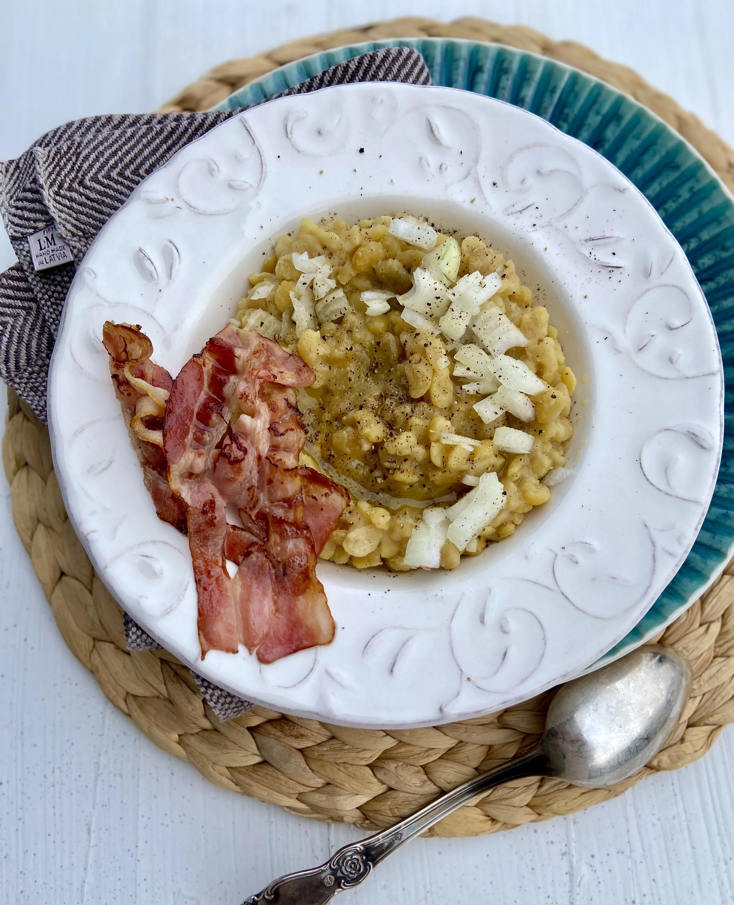 Šķelto zirņu putra ar bekonu