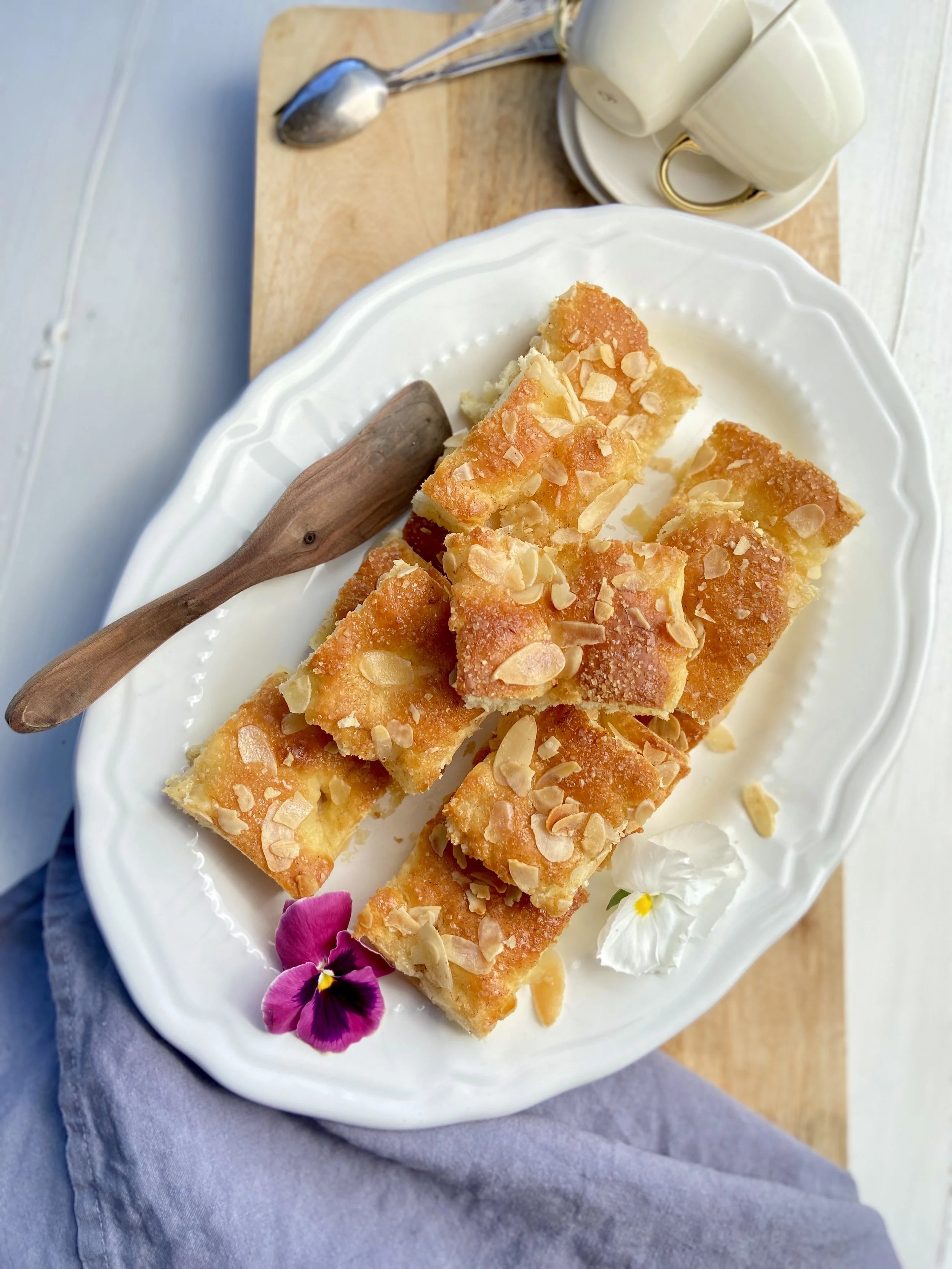 Rauga mīklas sviesta un mandeļu plātsmaize