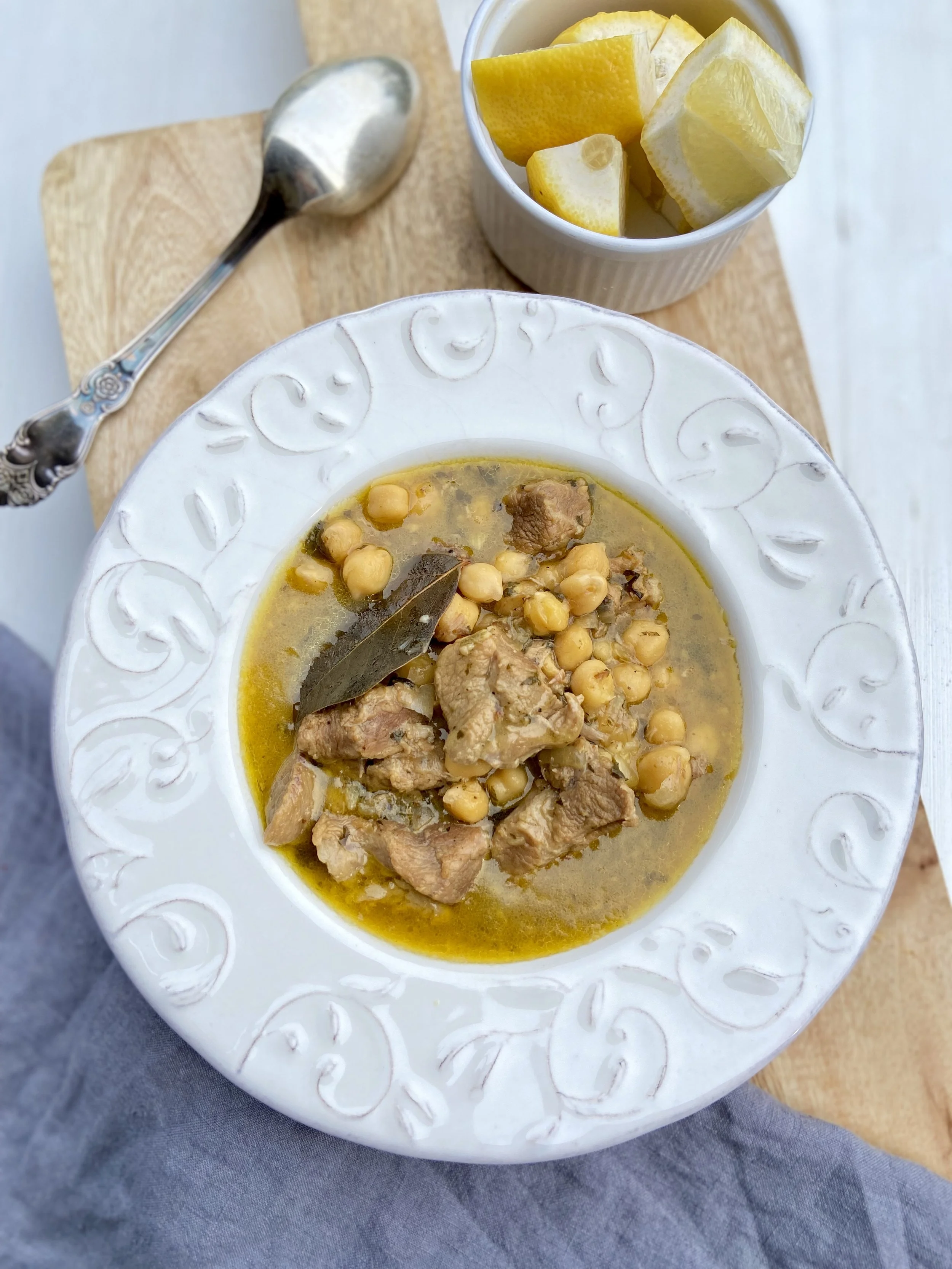 Cūkgaļas un turku zirņu sautējums