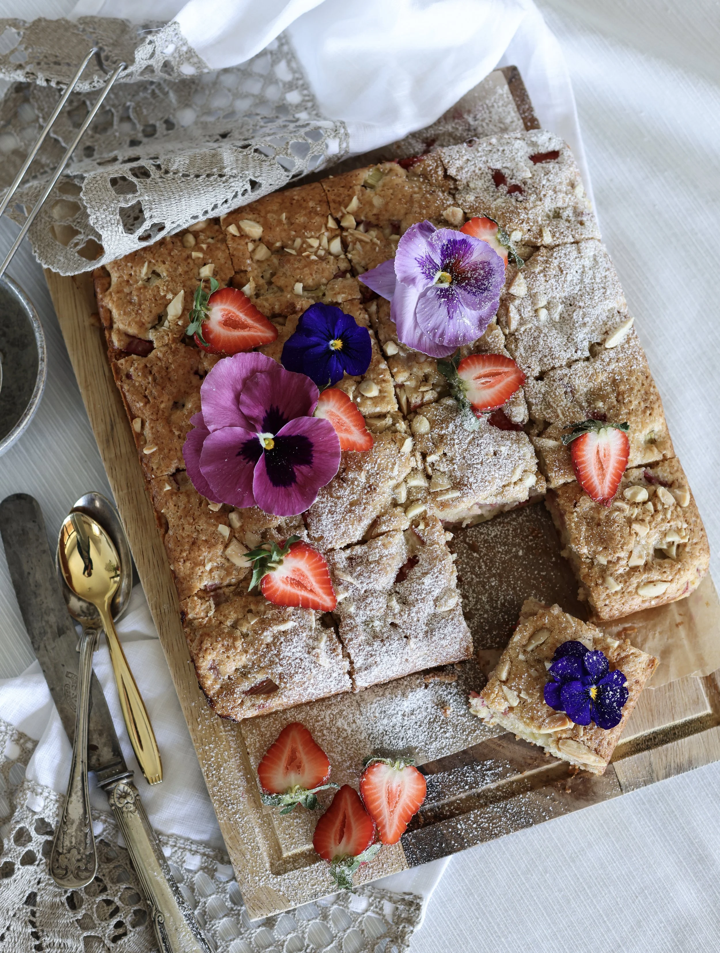 Ātrā rabarberu un skābā krējuma kūka