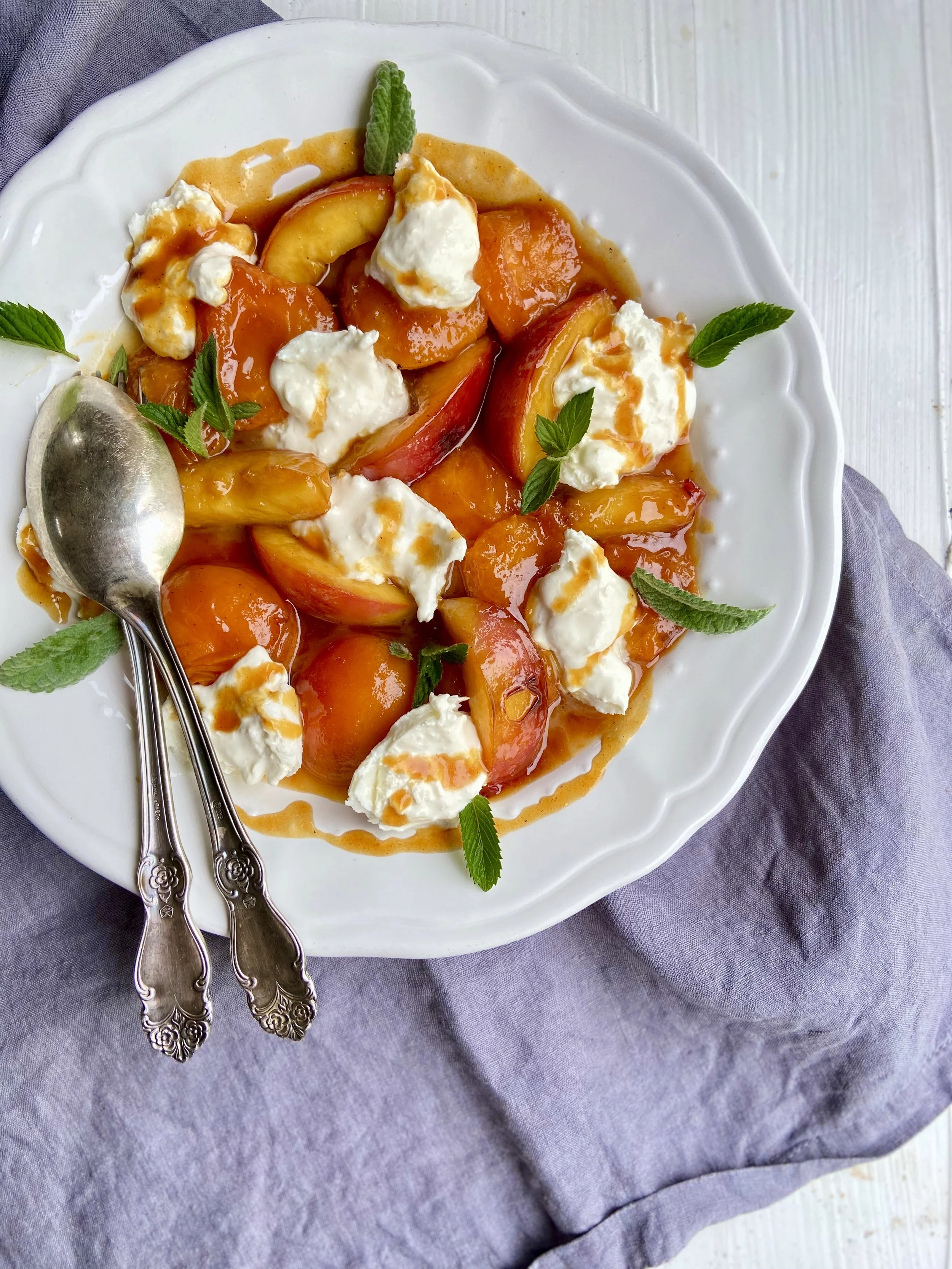 Burrata ar karamelizētiem kauliņaugļiem