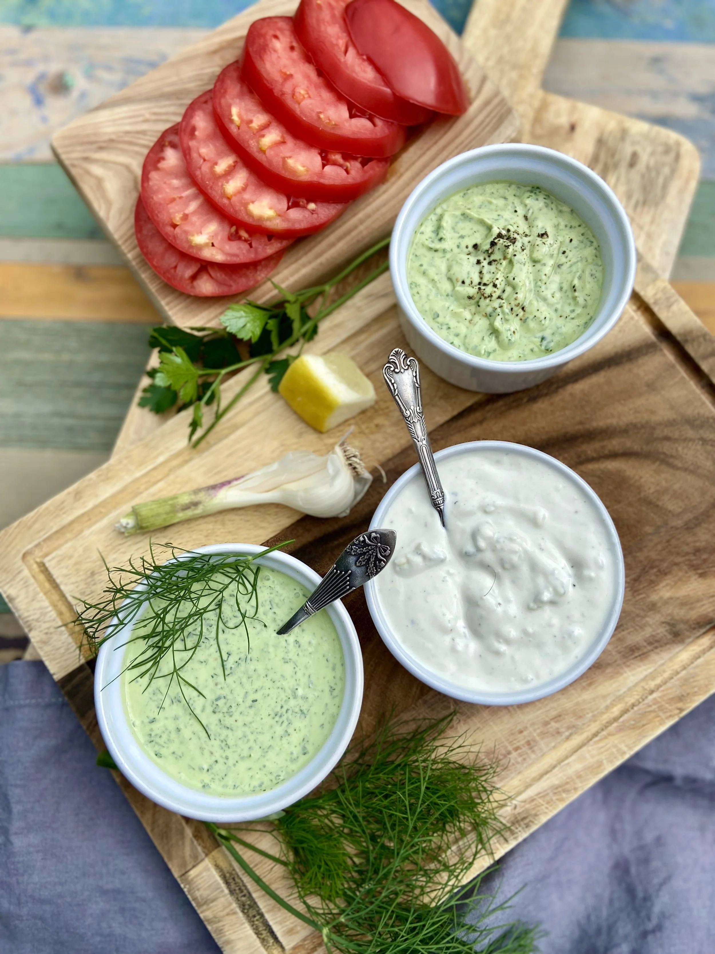 Zaļumu, zilā siera un avokado mērce