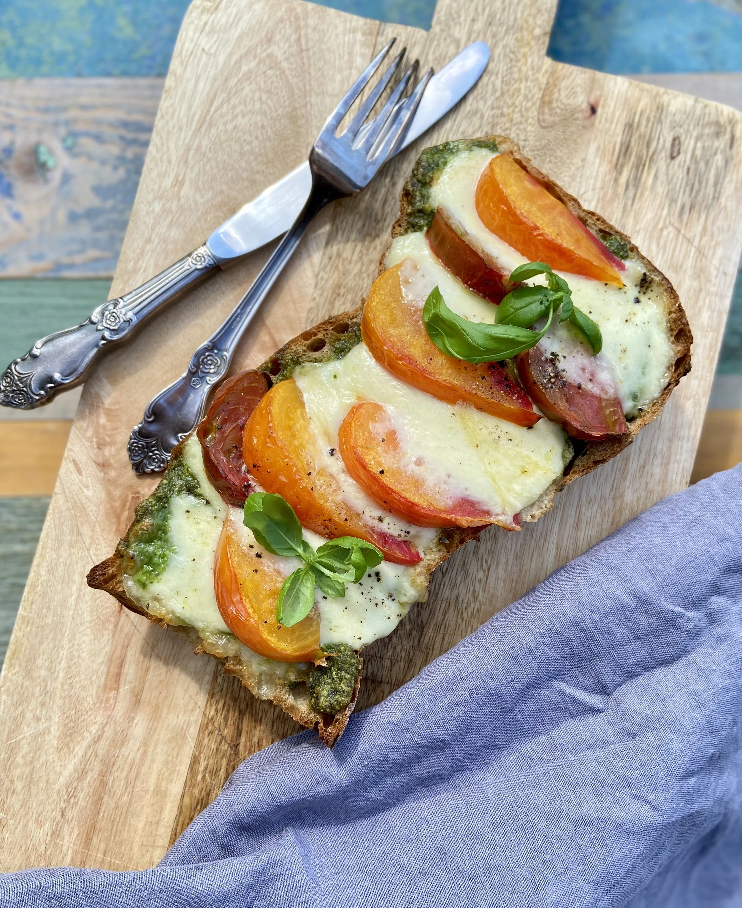 Mocarellas un tomātu karstmaize